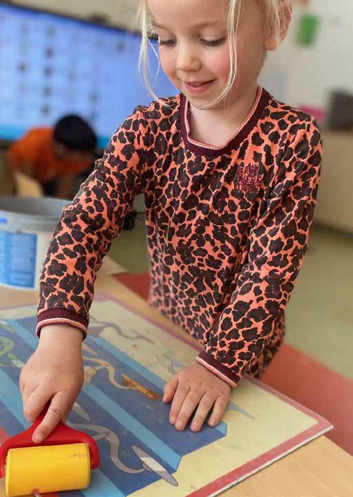 Een kind speelt met verf in de klas van basisschool Het Mozaïek in Houten. Een kind speelt met verf in de klas van basisschool Het Mozaïek in Houten.