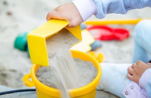 Een kind speelt met zand in de zandbak van De Kralingsche School voor Basisonderwijs in Rotterdam. Een kind speelt met zand in de zandbak van De Kralingsche School voor Basisonderwijs in Rotterdam.