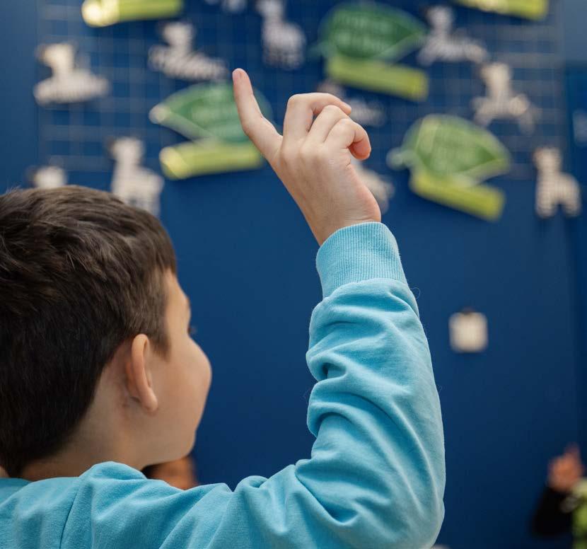 Een kind steekt zijn hand op in de klas van de Christelijke Basisschool in Oost-Souburg. Een kind steekt zijn hand op in de klas van de Christelijke Basisschool in Oost-Souburg.
