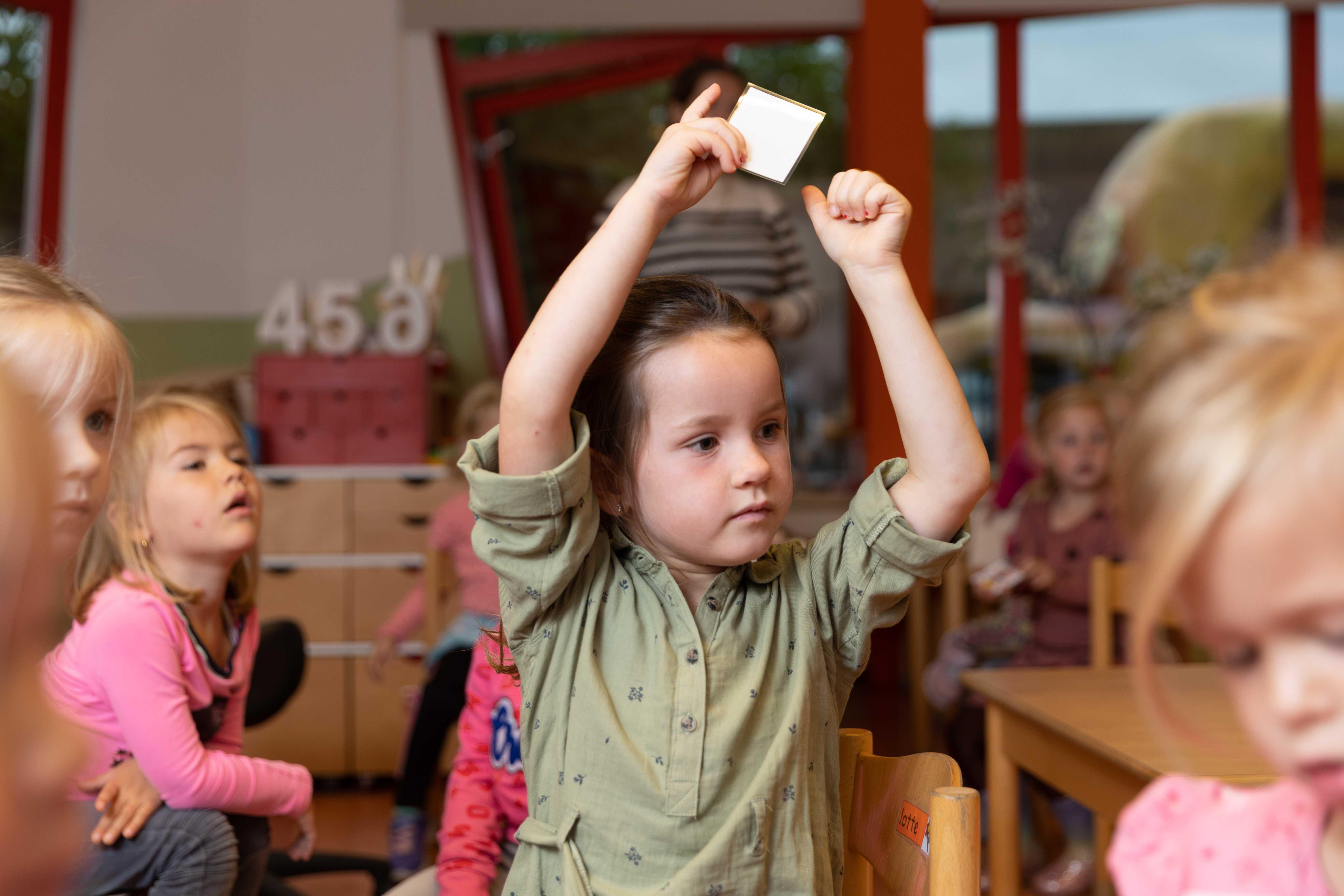 Een kind steekt zijn hand op in de klas van IKC De Inktvis in Dirksland. Een kind steekt zijn hand op in de klas van IKC De Inktvis in Dirksland.