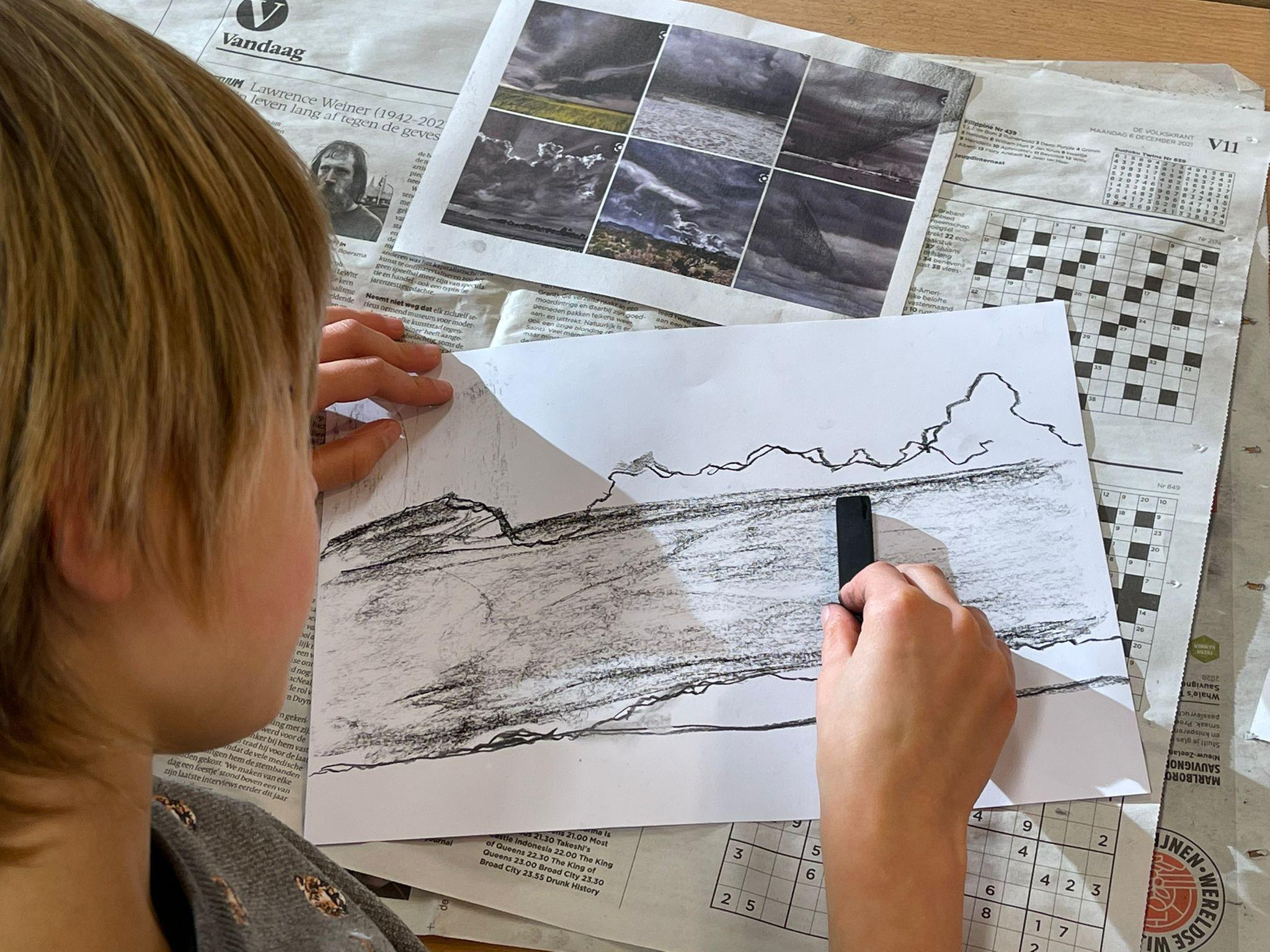 Een kind tekent een landschap tijdens de creatieve les op Basisschool Oostelijke Eilanden in Amsterdam. Een kind tekent een landschap tijdens de creatieve les op Basisschool Oostelijke Eilanden in Amsterdam.