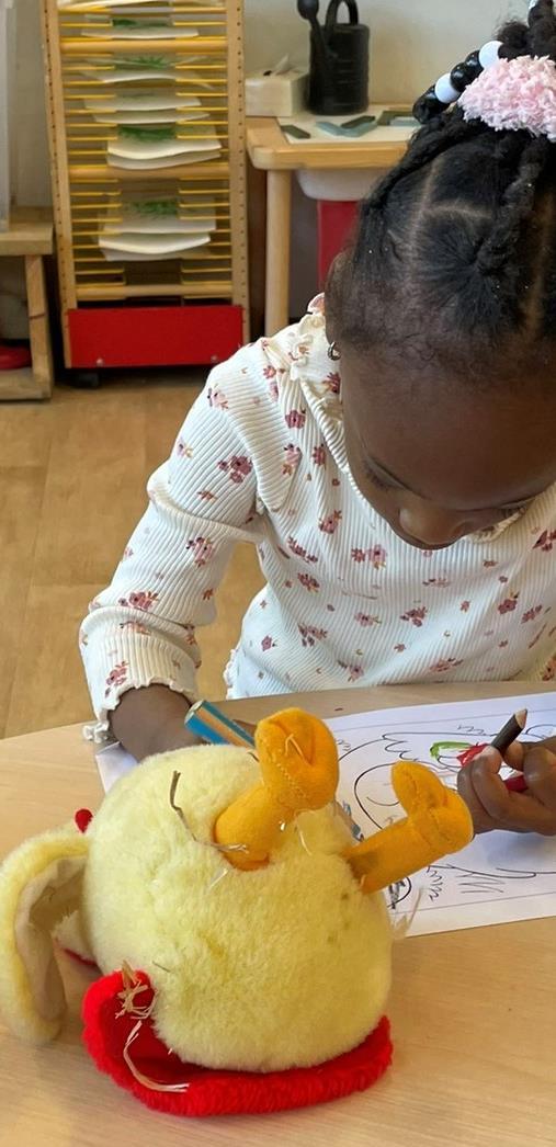 Een kind tekent met kleurpotloden terwijl een speelgoedkip op de tafel ligt in Christelijk IKC Het Kristal in Dordrecht. Een kind tekent met kleurpotloden terwijl een speelgoedkip op de tafel ligt in Christelijk IKC Het Kristal in Dordrecht.