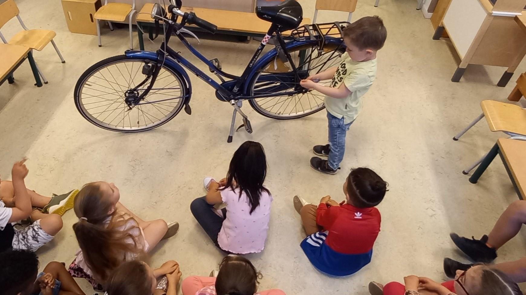 Een kind toont zijn klasgenoten een fiets tijdens een activiteit op Kindcentrum Westerbreedte in Den Bosch. Een kind toont zijn klasgenoten een fiets tijdens een activiteit op Kindcentrum Westerbreedte in Den Bosch.