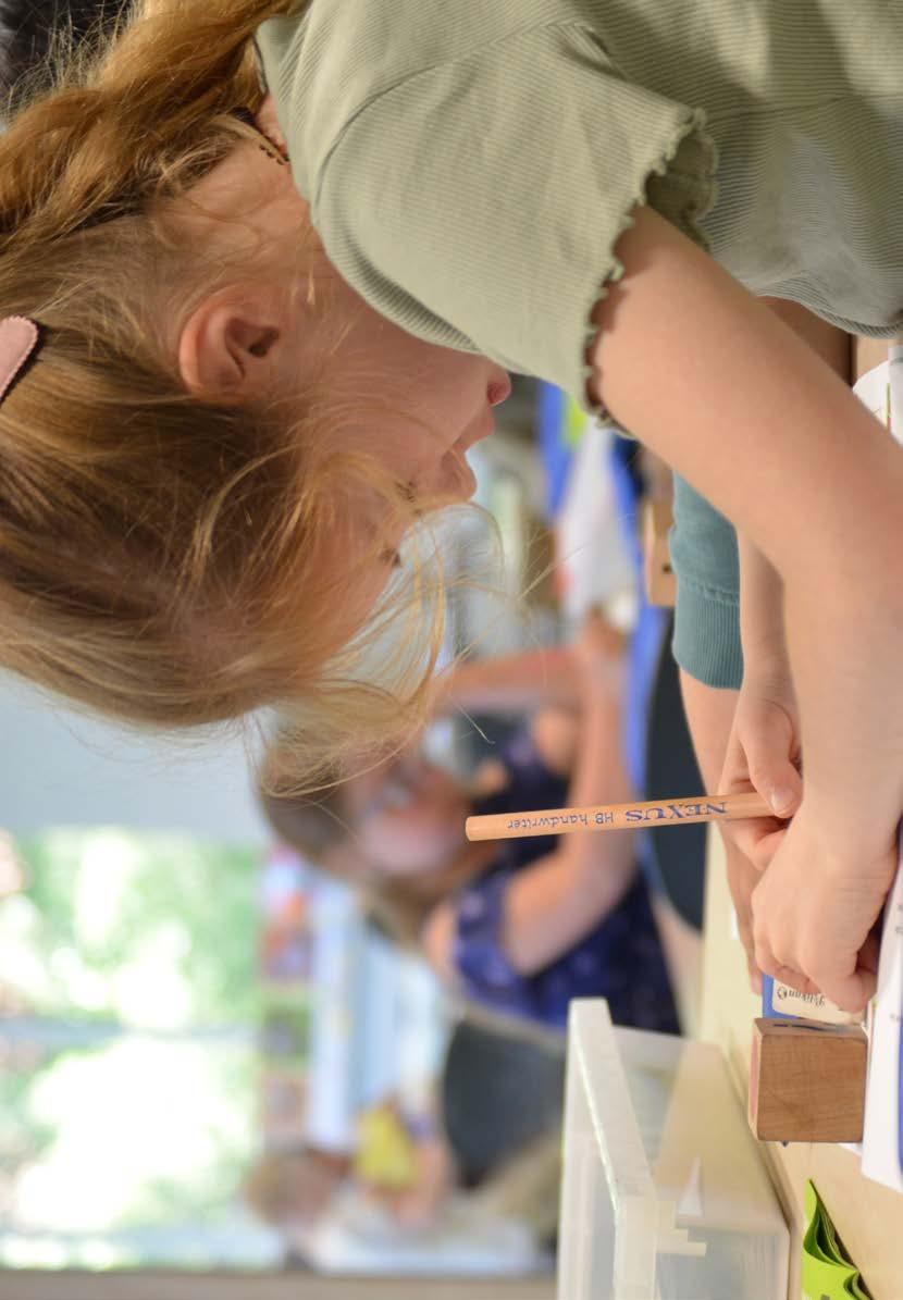 Een kind van Kindcentrum Theresia in Eindhoven is aan het tekenen met potlood in de klas. Een kind van Kindcentrum Theresia in Eindhoven is aan het tekenen met potlood in de klas.