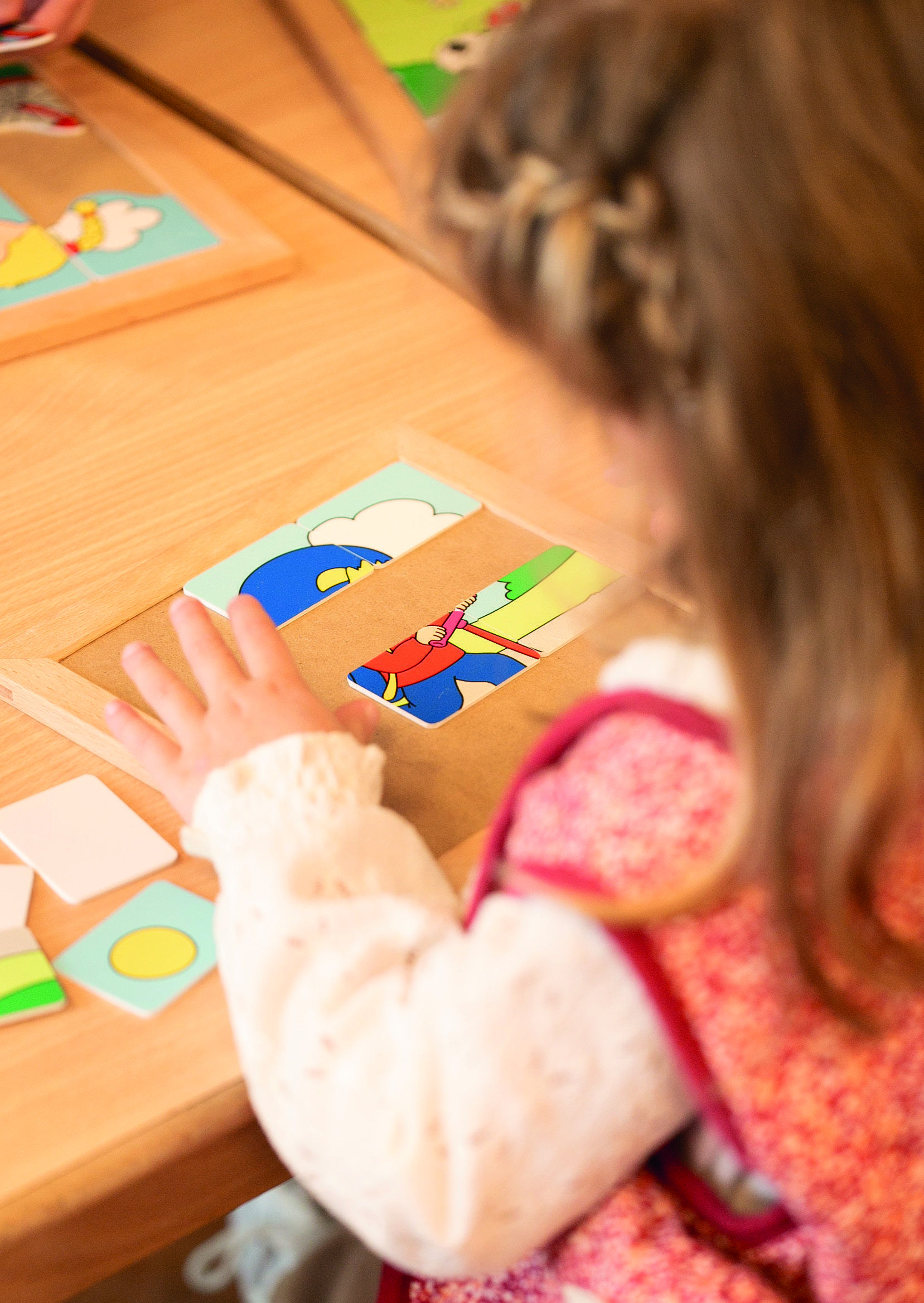 Een kind werkt aan een puzzel in het Christelijk Kindcentrum Ichthus in Genemuiden. Een kind werkt aan een puzzel in het Christelijk Kindcentrum Ichthus in Genemuiden.