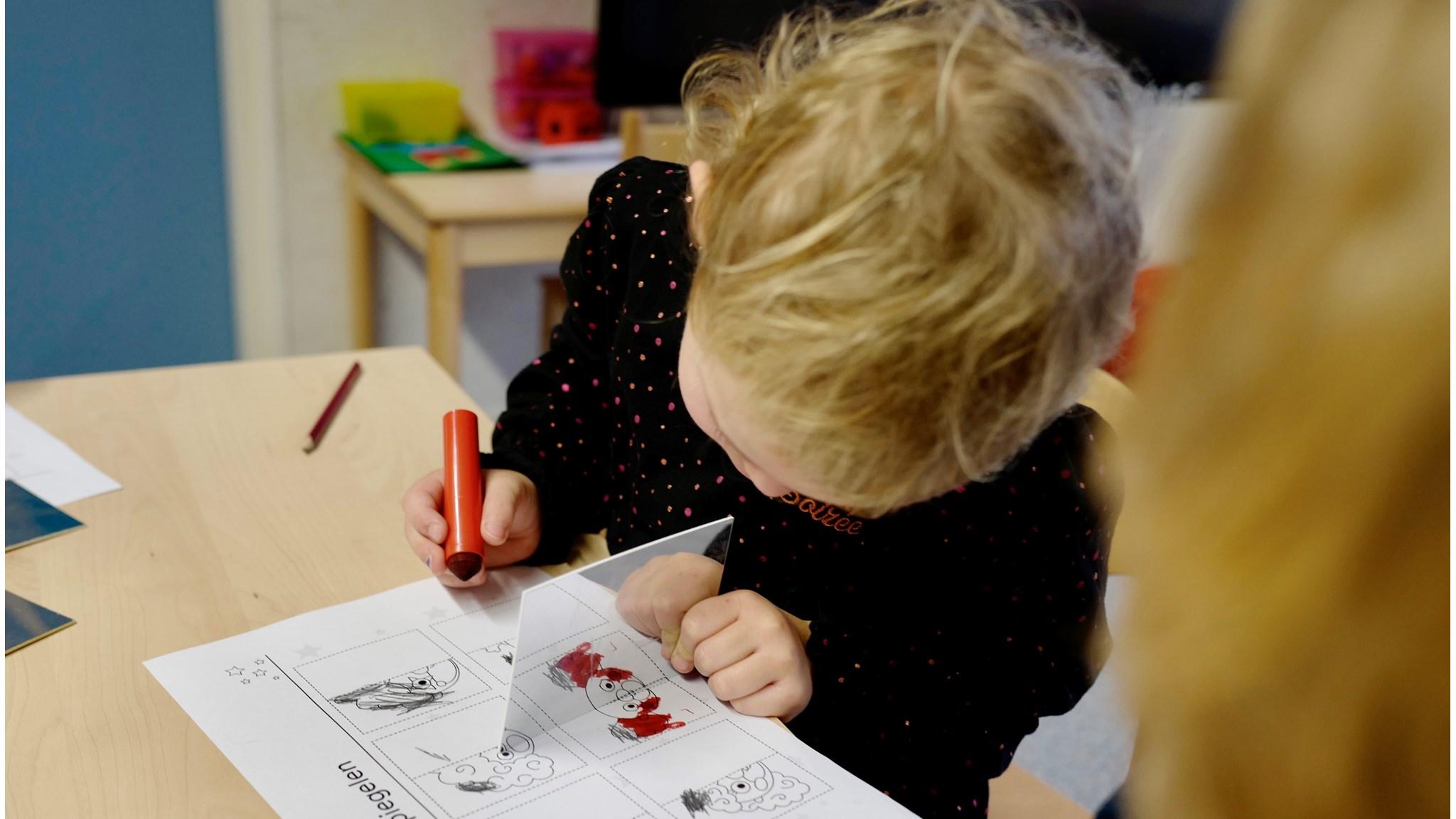 Een kind werkt geconcentreerd aan een kleurplaat in de klas van Openbare Basisschool Klim-op in Hoornaar. Een kind werkt geconcentreerd aan een kleurplaat in de klas van Openbare Basisschool Klim-op in Hoornaar.