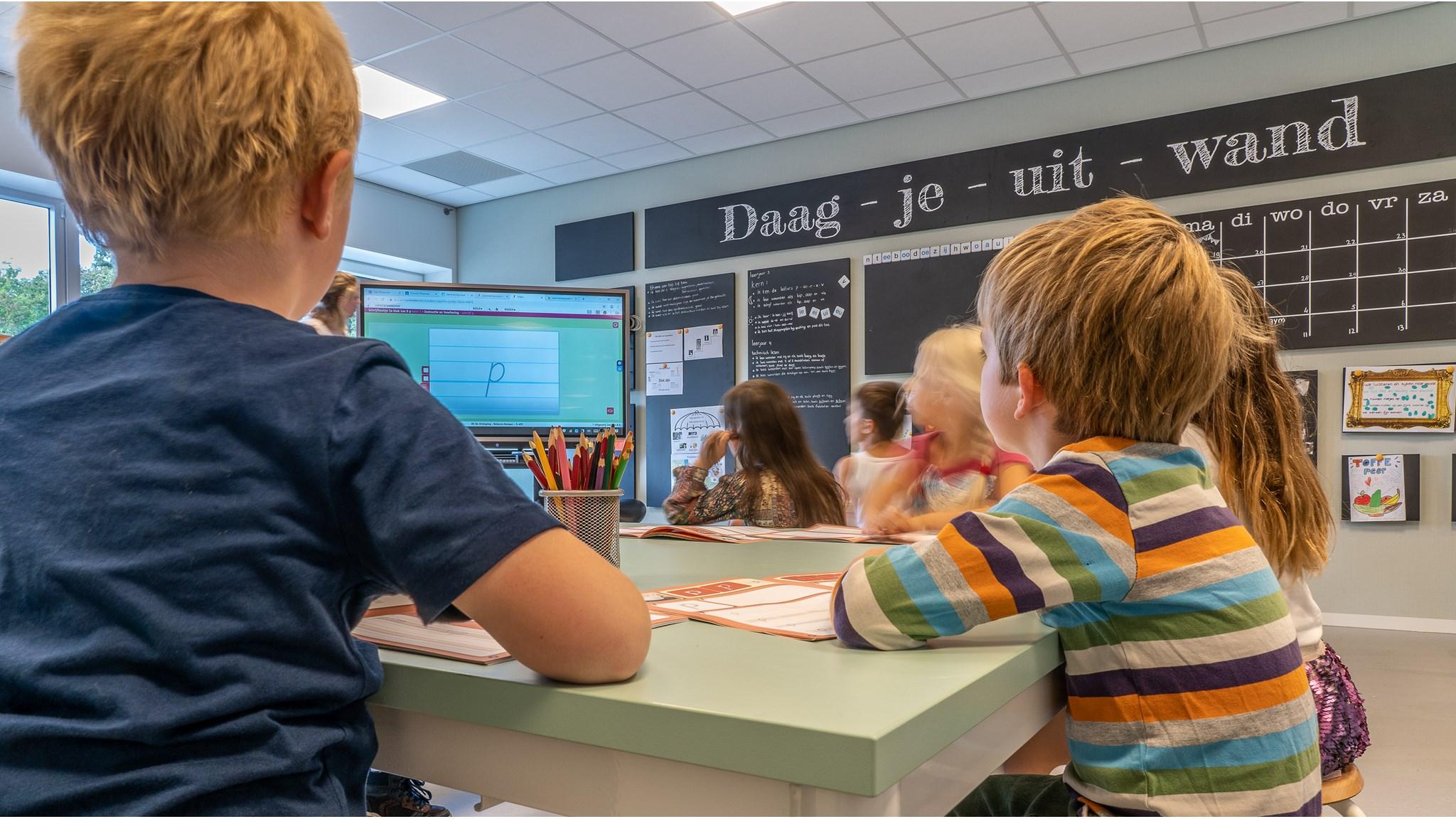Een klaslokaal bij Kindcentrum De Uitdaging in Nijmegen, waar kinderen actief leren met behulp van digitale middelen. Een klaslokaal bij Kindcentrum De Uitdaging in Nijmegen, waar kinderen actief leren met behulp van digitale middelen.
