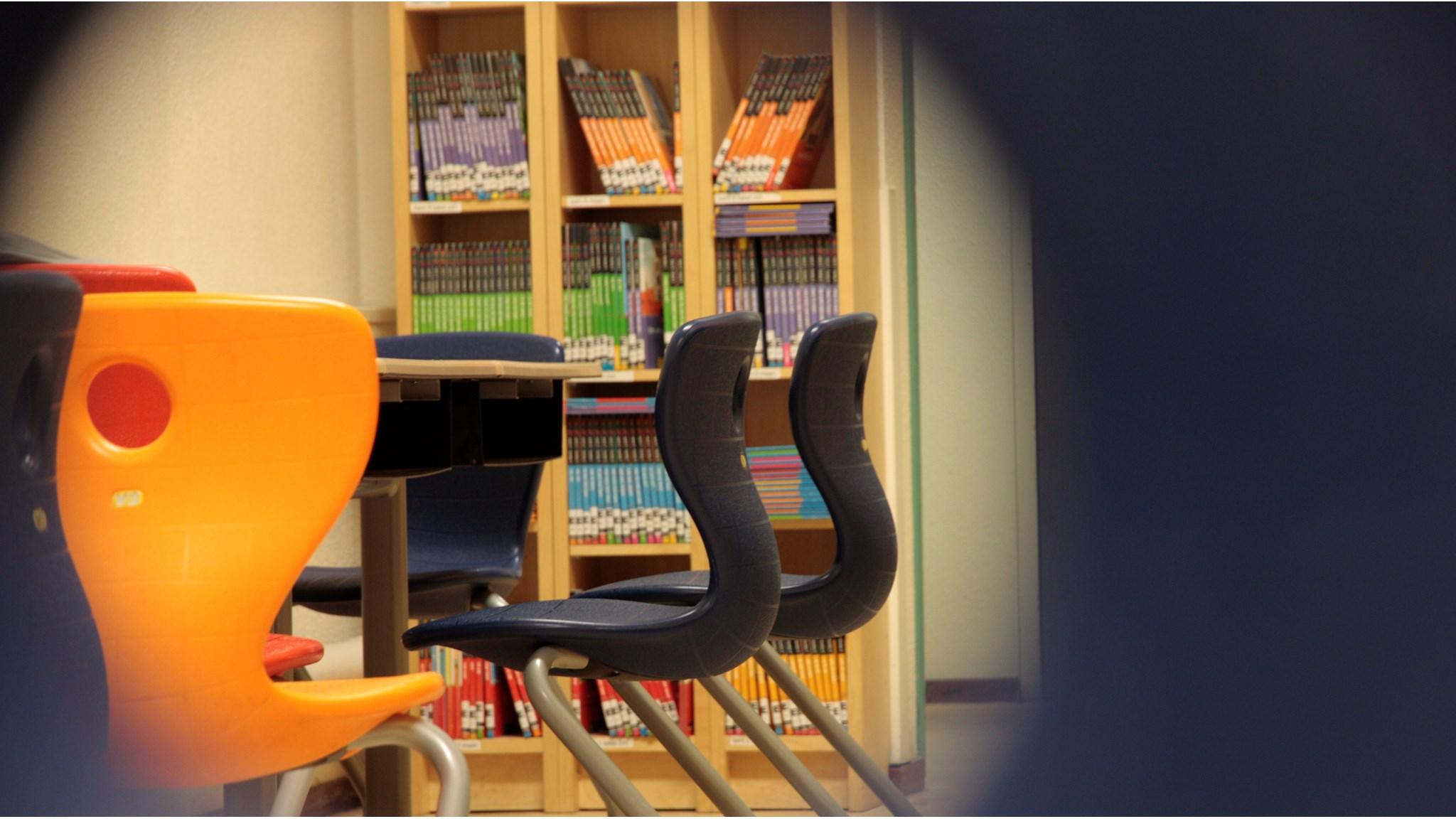 Een klaslokaal van Basisschool De Eshoek in Annen, met kleurrijke stoelen en boekenplanken op de achtergrond. Een klaslokaal van Basisschool De Eshoek in Annen, met kleurrijke stoelen en boekenplanken op de achtergrond.