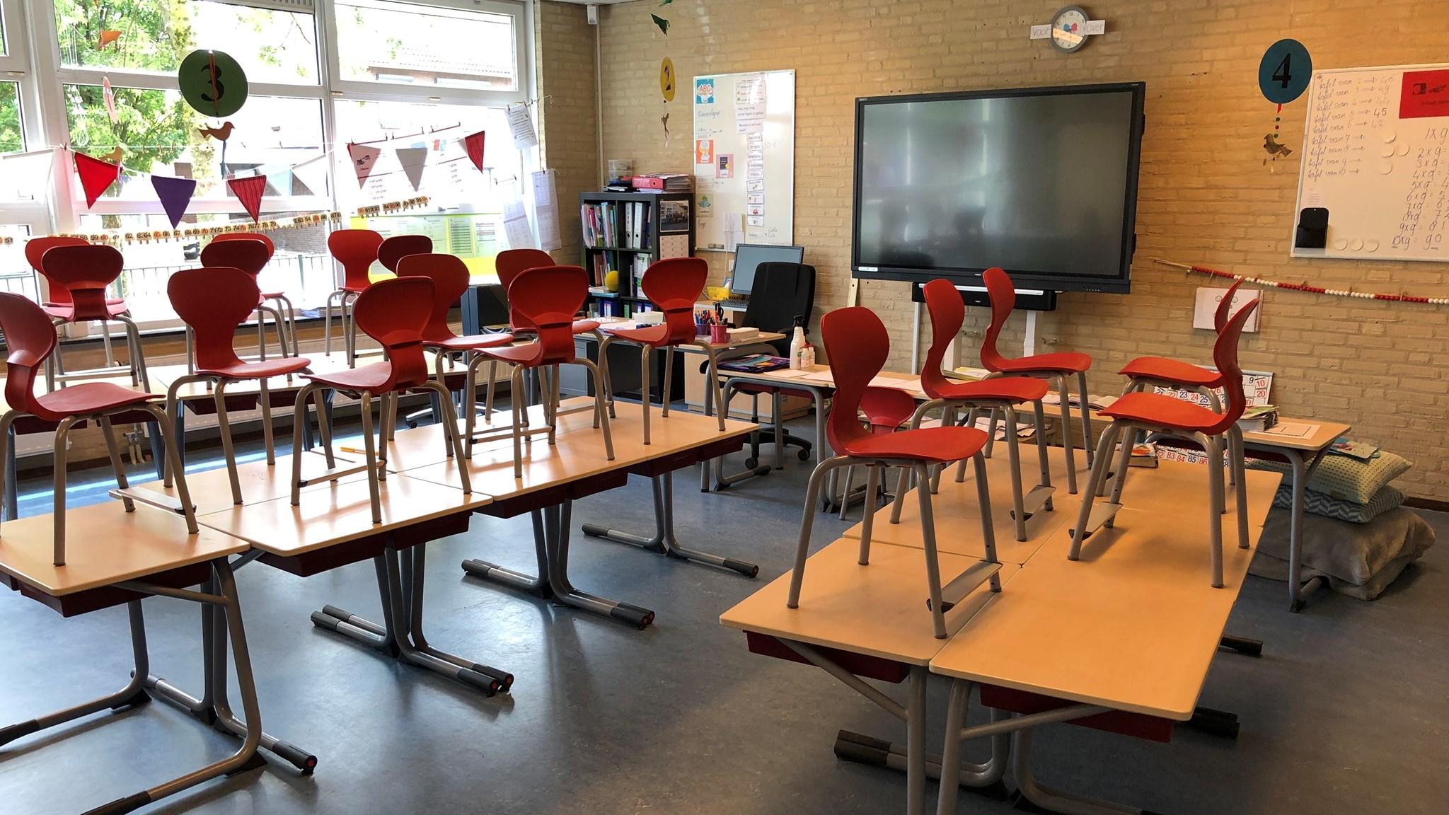 Een klaslokaal van basisschool De Schakel in Kerkrade met opgestapelde stoelen op de tafels. Een klaslokaal van basisschool De Schakel in Kerkrade met opgestapelde stoelen op de tafels.