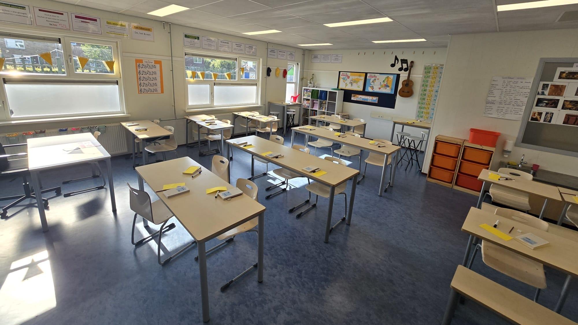 Een klaslokaal van IKC Socrates basisonderwijs in Zwaag, ingericht met meubels en materialen voor leerlingen. Een klaslokaal van IKC Socrates basisonderwijs in Zwaag, ingericht met meubels en materialen voor leerlingen.