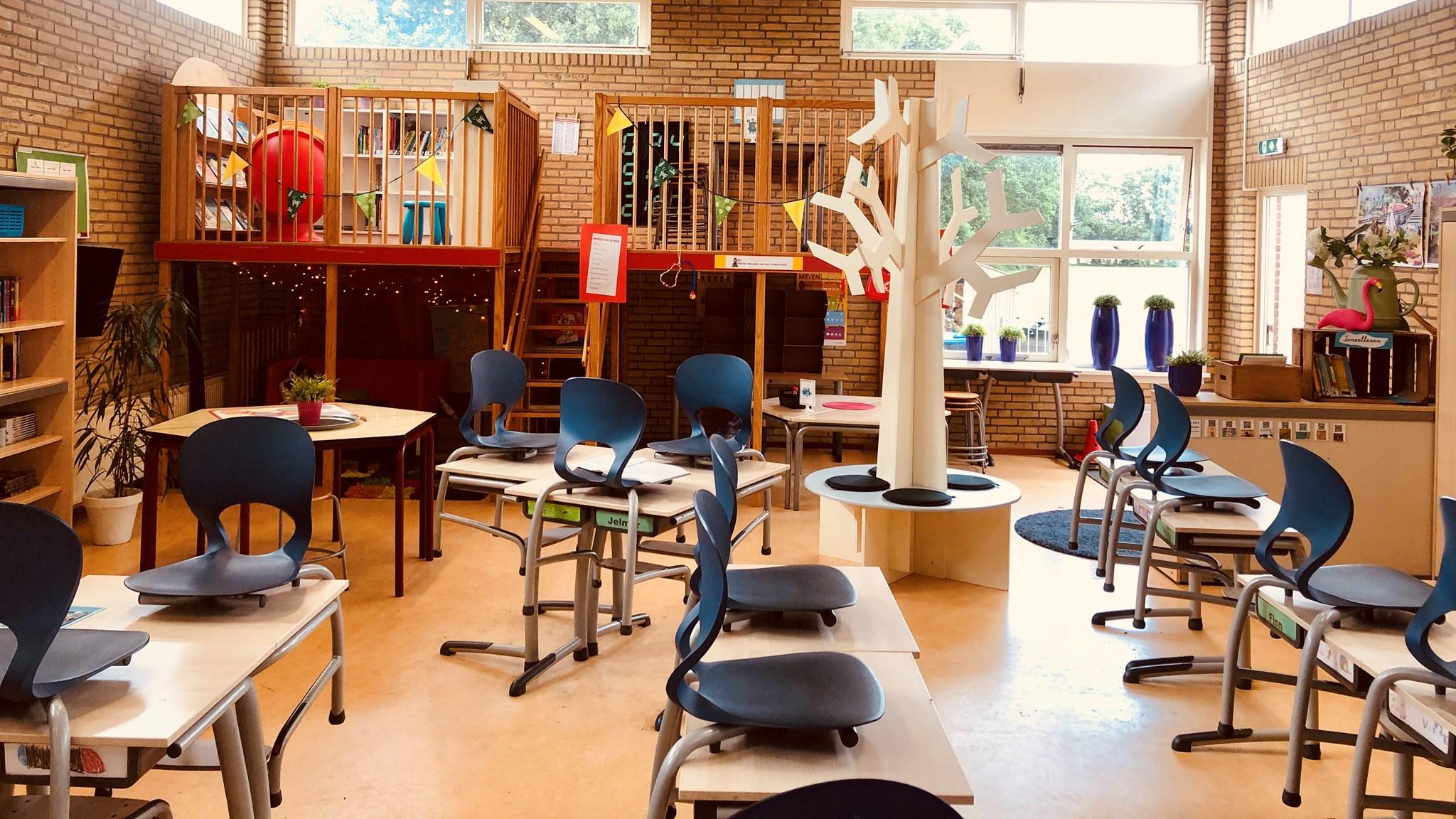 Een klaslokaal van Openbare Basisschool de Trede in Haule, met een speelhoek en kleurrijke inrichting. Een klaslokaal van Openbare Basisschool de Trede in Haule, met een speelhoek en kleurrijke inrichting.
