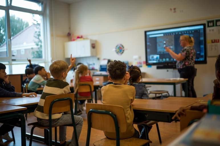 Een klaslokaal van Taalschool Westland in De Lier, waar leerlingen de hand opsteken tijdens een uitleg. Een klaslokaal van Taalschool Westland in De Lier, waar leerlingen de hand opsteken tijdens een uitleg.