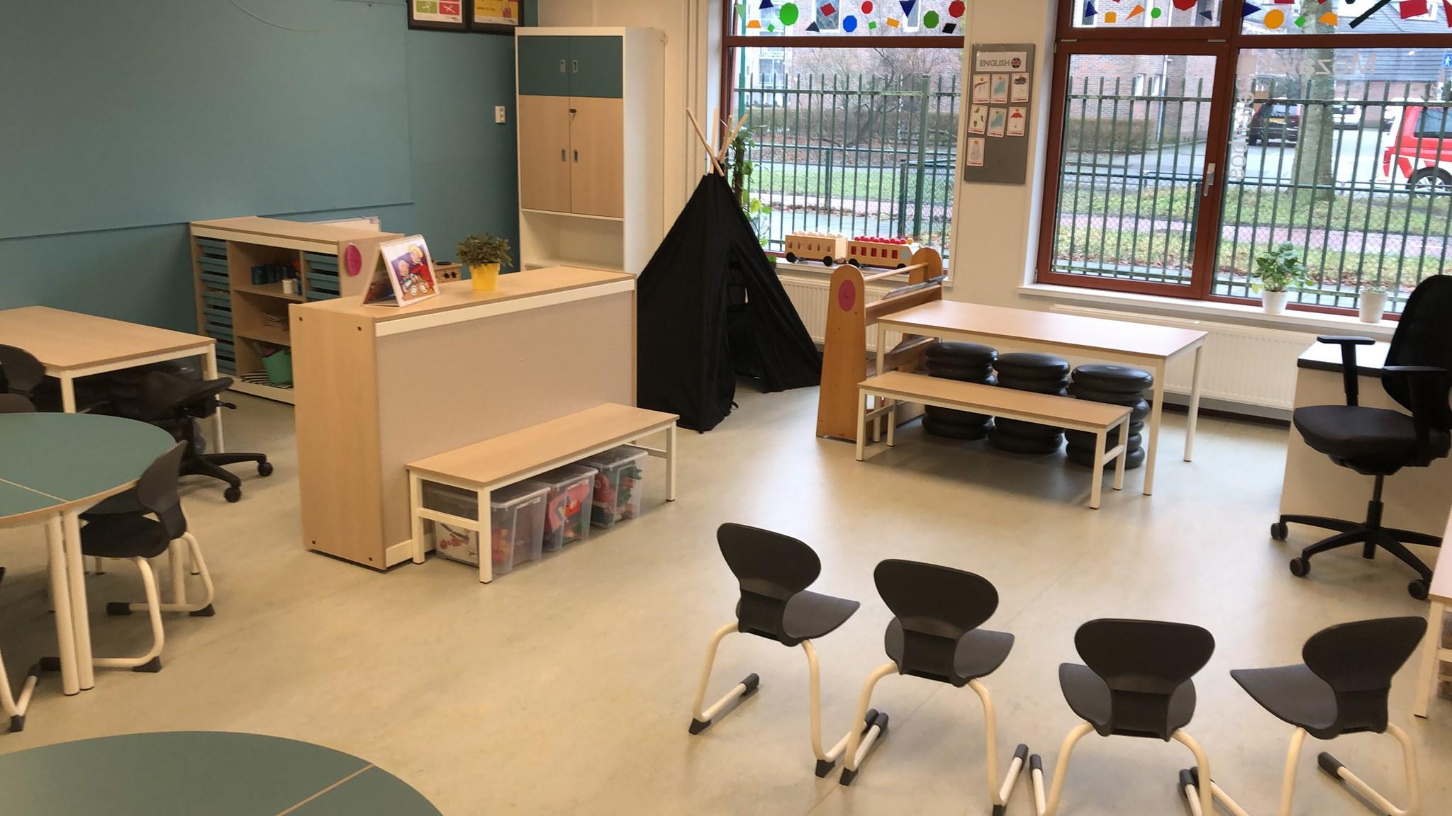 Een klaslokaal van WereldKidz Mozaïek Petenbos in Veenendaal, ingericht voor creatief leren. Een klaslokaal van WereldKidz Mozaïek Petenbos in Veenendaal, ingericht voor creatief leren.