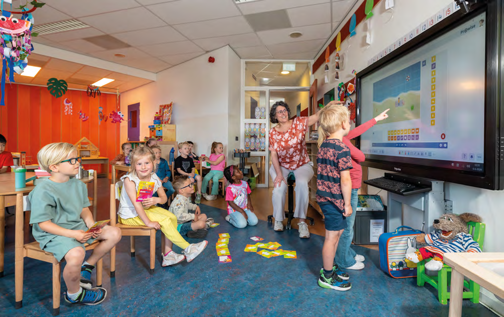 Een klaslokal van IKC de Driemaster in Hoek van Holland, waar kinderen interactief leren met een digitale scherm. Een klaslokal van IKC de Driemaster in Hoek van Holland, waar kinderen interactief leren met een digitale scherm.