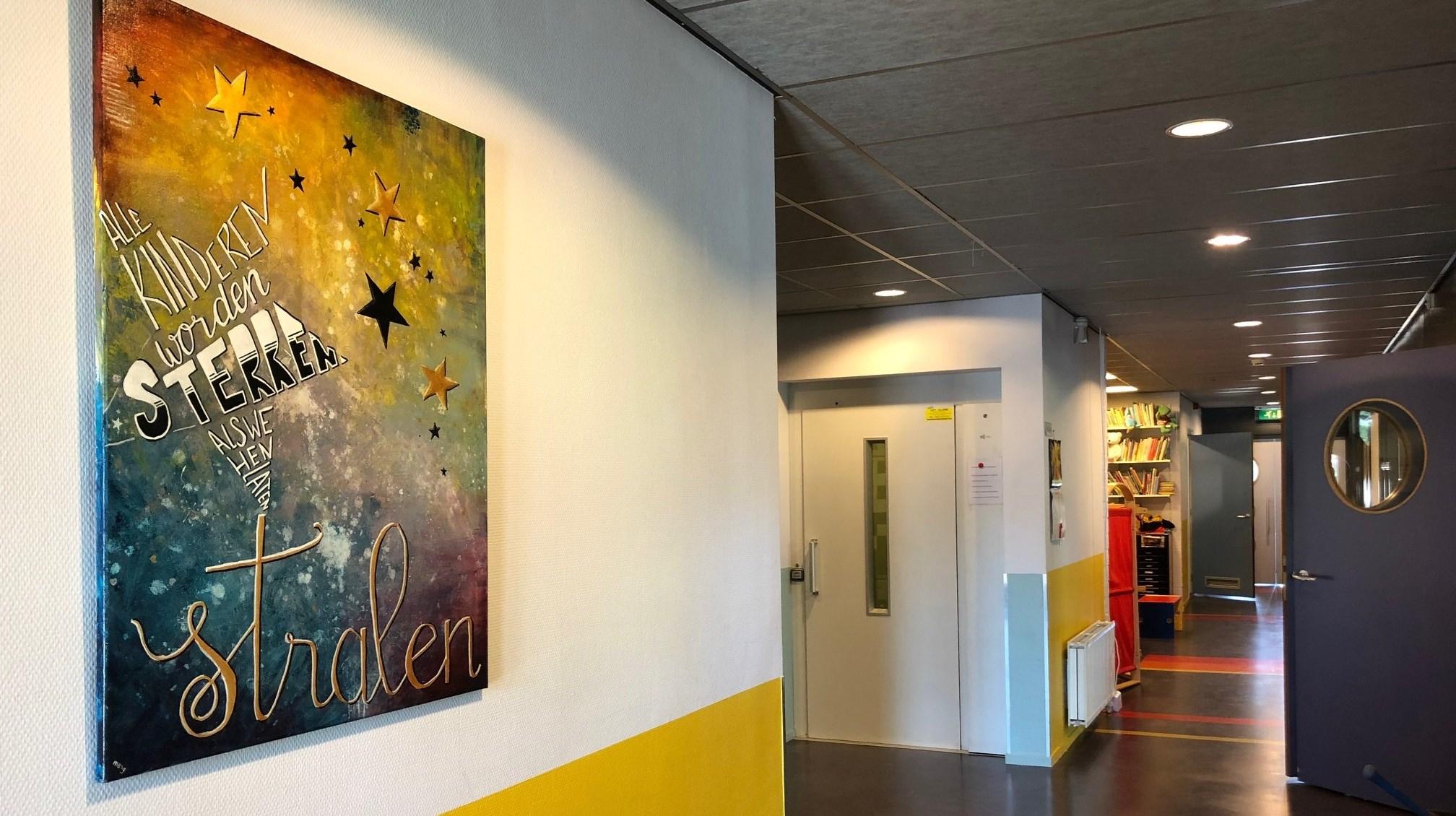 Een kleurrijk kunstwerk aan de muur van de Immanuelschool in Oudewater met de tekst "Alle kinderen worden sterren, als we hen laten stralen." Een kleurrijk kunstwerk aan de muur van de Immanuelschool in Oudewater met de tekst "Alle kinderen worden sterren, als we hen laten stralen."