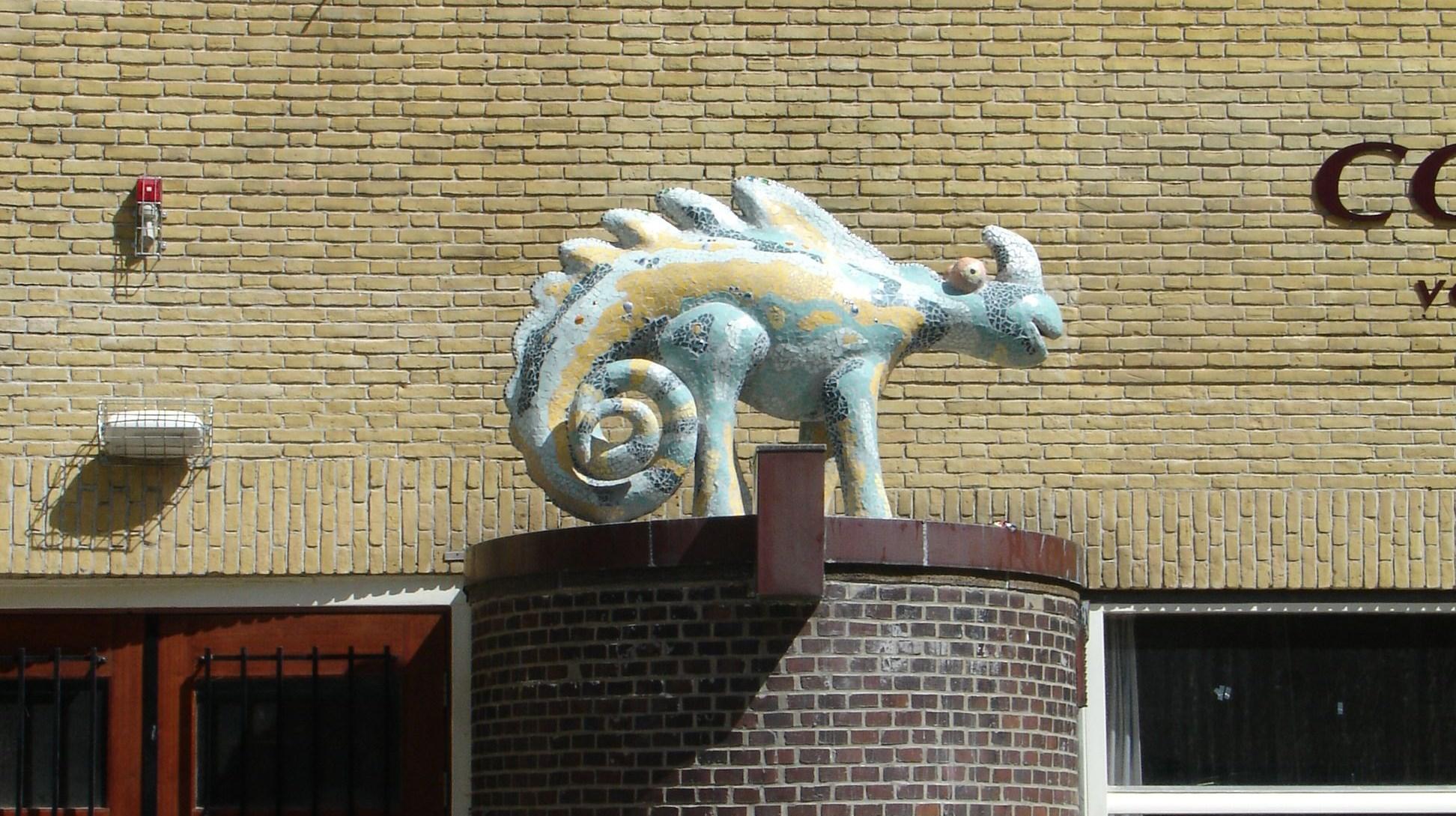 Een kleurrijk kunstwerk van een kameleon staat trots op het schoolplein van OBS Corantijn in Amsterdam. Een kleurrijk kunstwerk van een kameleon staat trots op het schoolplein van OBS Corantijn in Amsterdam.