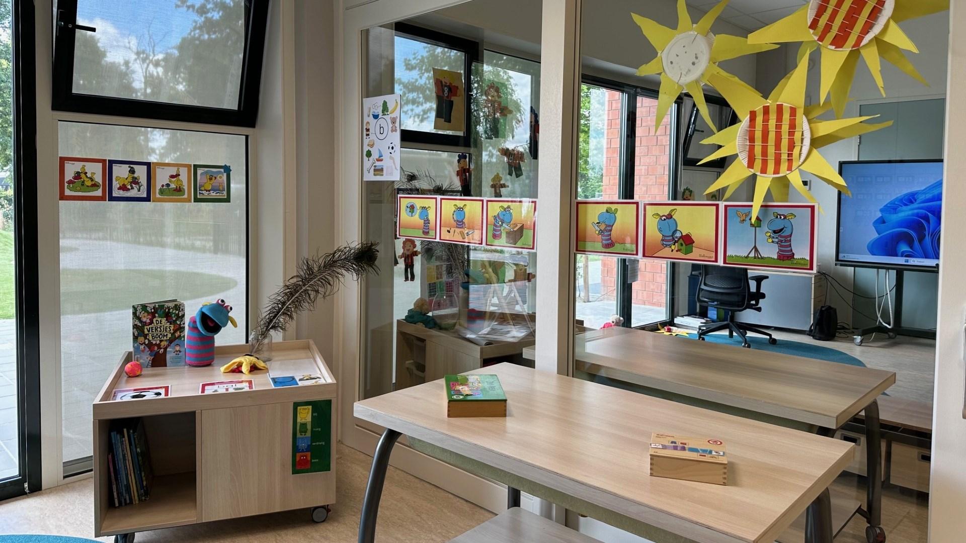 Een kleurrijke binnenruimte van Kindcentrum de Rietpluim in Delfzijl, met decoratieve kunstwerken en educatief speelgoed. Een kleurrijke binnenruimte van Kindcentrum de Rietpluim in Delfzijl, met decoratieve kunstwerken en educatief speelgoed.