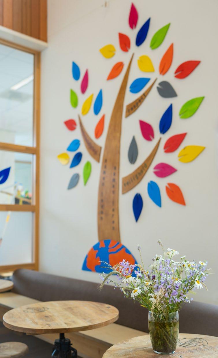 Een kleurrijke boomdecoratie met bloemen in een vaas in de Synergieschool St Alfonsus voor basisonderwijs in Roermond. Een kleurrijke boomdecoratie met bloemen in een vaas in de Synergieschool St Alfonsus voor basisonderwijs in Roermond.
