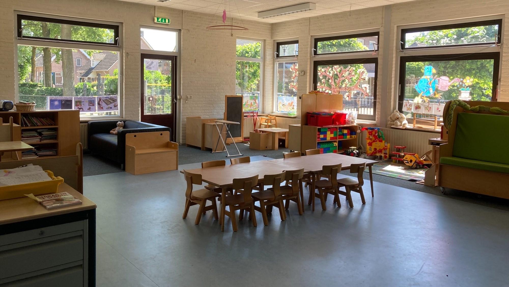 Een kleurrijke klasruimte van Basisschool Nicolaas in Erp met stoelen, tafels en speelmateriaal. Een kleurrijke klasruimte van Basisschool Nicolaas in Erp met stoelen, tafels en speelmateriaal.