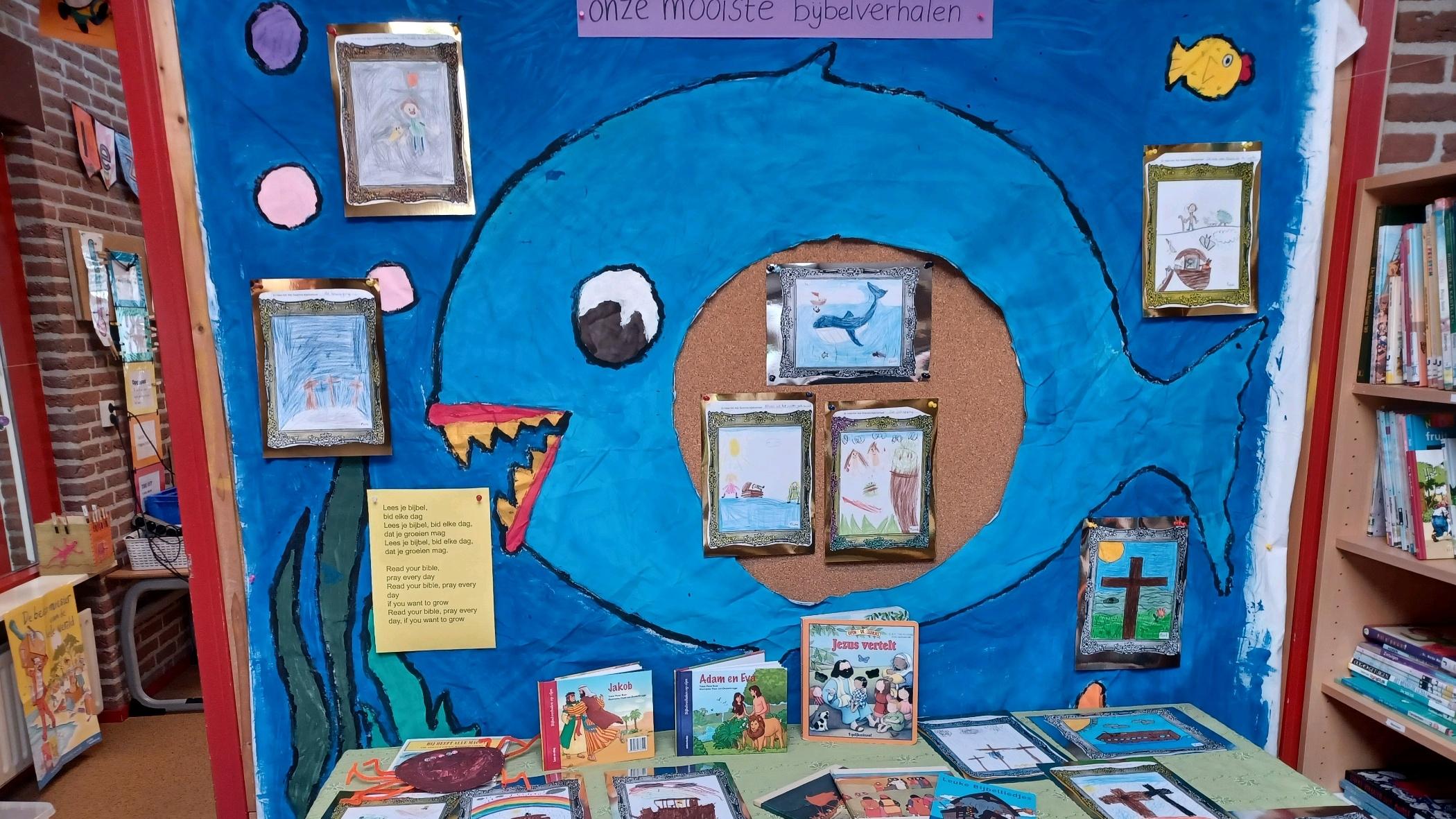 Een kleurrijke kunstweergave in Christelijke Basisschool Het Kompas in Sint Philipsland, met werkjes van leerlingen over bijbelverhalen. Een kleurrijke kunstweergave in Christelijke Basisschool Het Kompas in Sint Philipsland, met werkjes van leerlingen over bijbelverhalen.