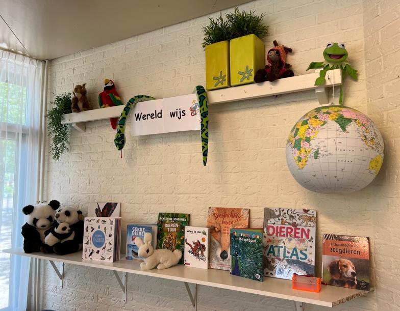 Een kleurrijke leeromgeving met boeken en knuffels gericht op de wereldwijsheid aan OBS Dirk van Dijk in Kampen.