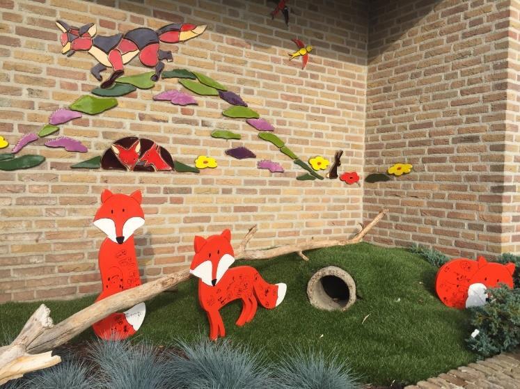 Een kleurrijke muurdecoratie met vosfiguren op het schoolplein van Openbare Basisschool Noord in Borculo. Een kleurrijke muurdecoratie met vosfiguren op het schoolplein van Openbare Basisschool Noord in Borculo.