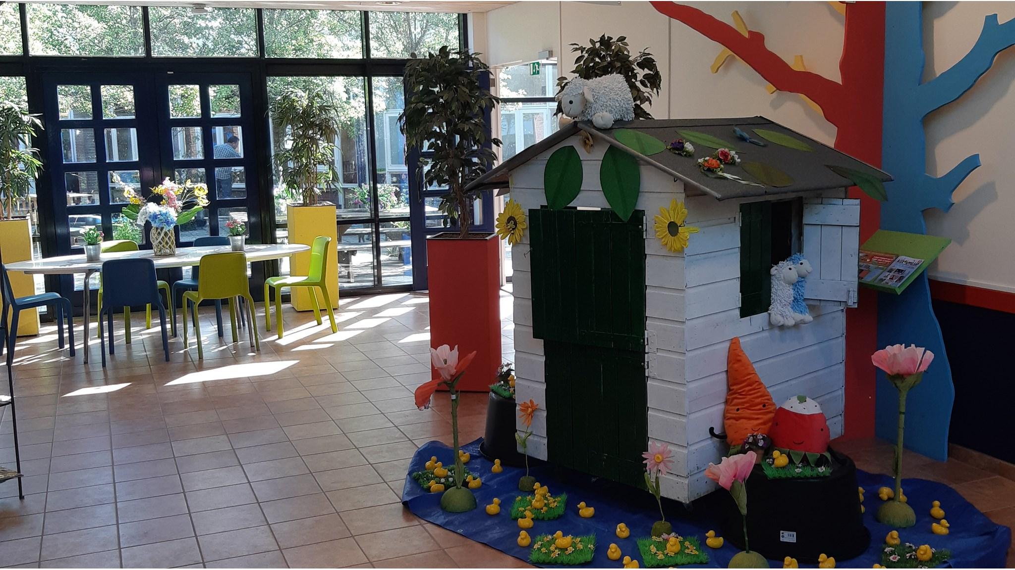 Een kleurrijke speelruimte met een versierd huisje, gelegen in OBS De Toonladder Zuilenstein, Nieuwegein. Een kleurrijke speelruimte met een versierd huisje, gelegen in OBS De Toonladder Zuilenstein, Nieuwegein.