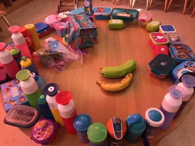 Een kleurrijke verzameling lunchdozen en drinkflessen op de tafel van de Oranje Nassauschool voor christelijk basisonderwijs in Den Haag. Een kleurrijke verzameling lunchdozen en drinkflessen op de tafel van de Oranje Nassauschool voor christelijk basisonderwijs in Den Haag.