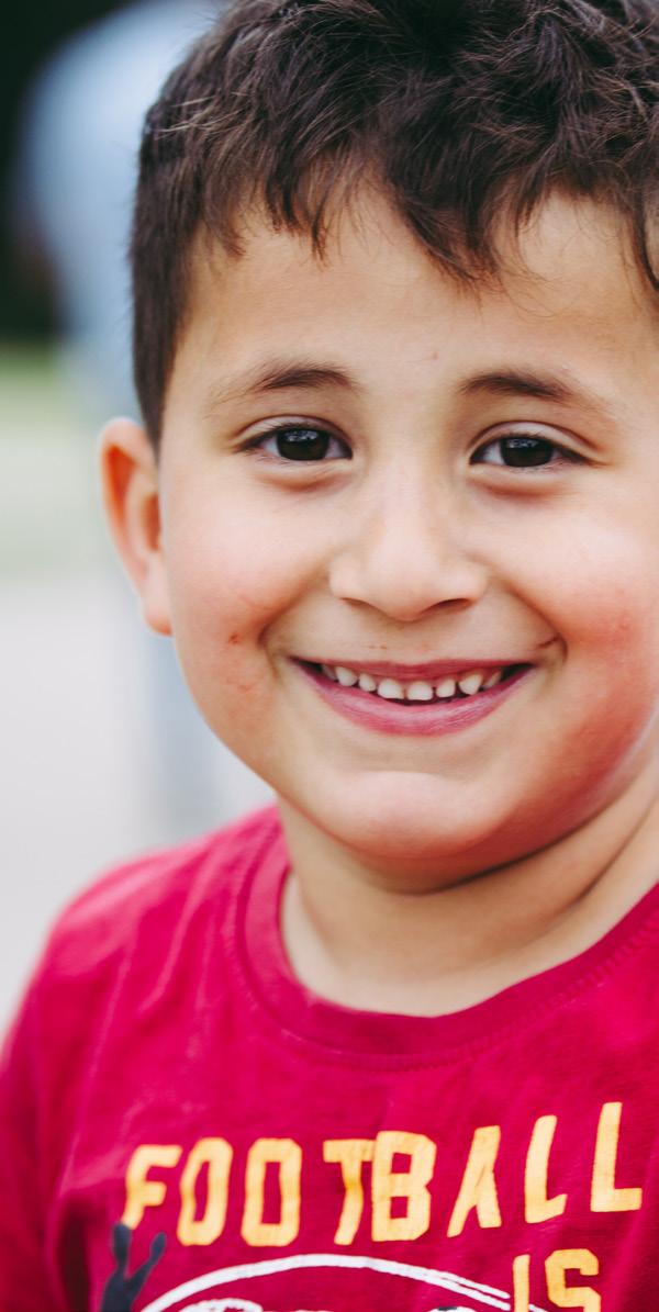 Een lachende jongen op het schoolplein van Openbare Basisschool De Flint in Deventer. Een lachende jongen op het schoolplein van Openbare Basisschool De Flint in Deventer.