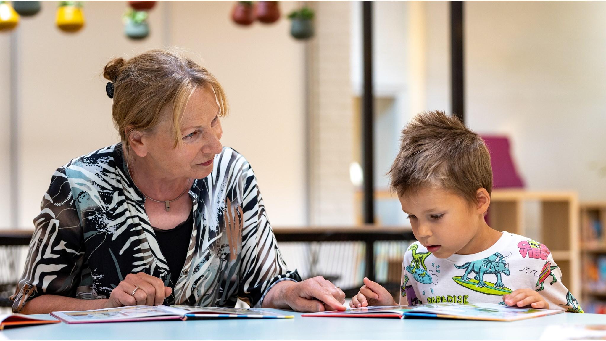 Een leerkracht begeleidt een leerling tijdens het lezen aan Basisschool De Cirkel in Gouda. Een leerkracht begeleidt een leerling tijdens het lezen aan Basisschool De Cirkel in Gouda.