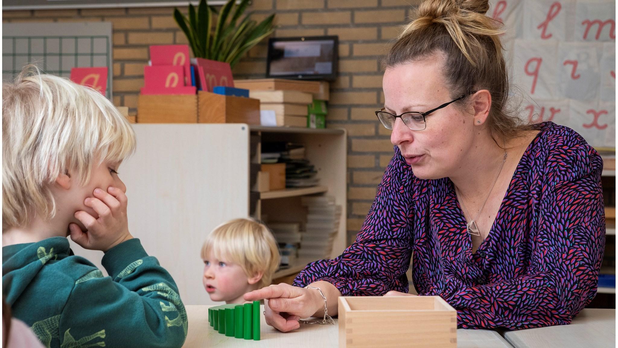 Een leerkracht begeleidt kinderen tijdens een creatieve activiteit in de klas van Jacob Maris in Rotterdam. Een leerkracht begeleidt kinderen tijdens een creatieve activiteit in de klas van Jacob Maris in Rotterdam.