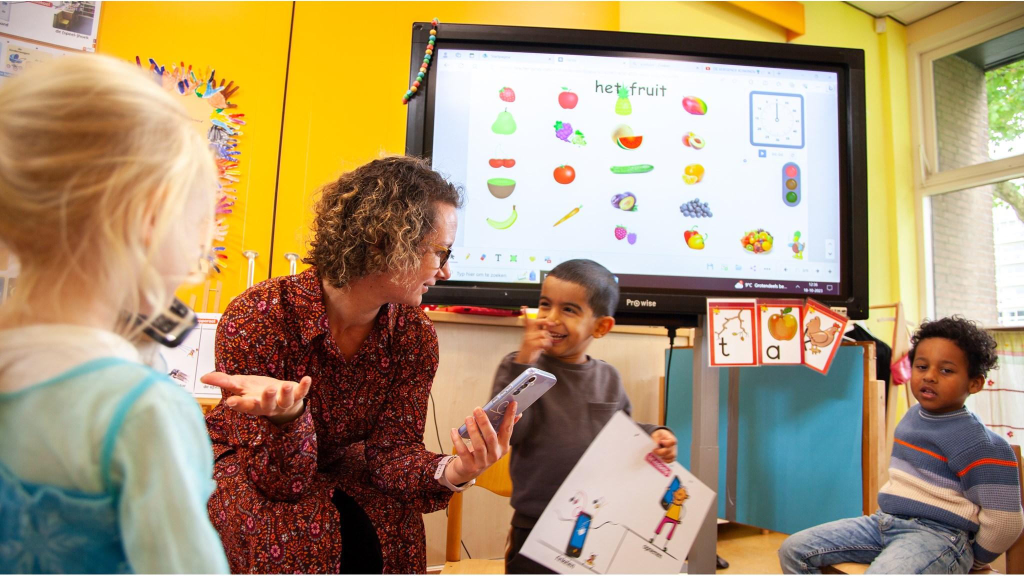 Een leerkracht bespreekt fruit met leerlingen in de klas van IKC Franciscus in Leeuwarden. Een leerkracht bespreekt fruit met leerlingen in de klas van IKC Franciscus in Leeuwarden.