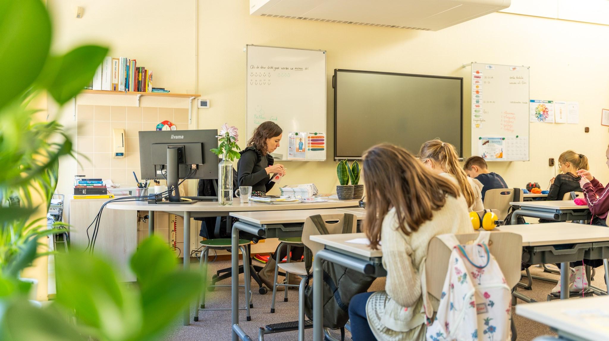 Een leerkracht en leerlingen werken in de klas van Basisschool Groen van Prinsterer in Kampen. Een leerkracht en leerlingen werken in de klas van Basisschool Groen van Prinsterer in Kampen.