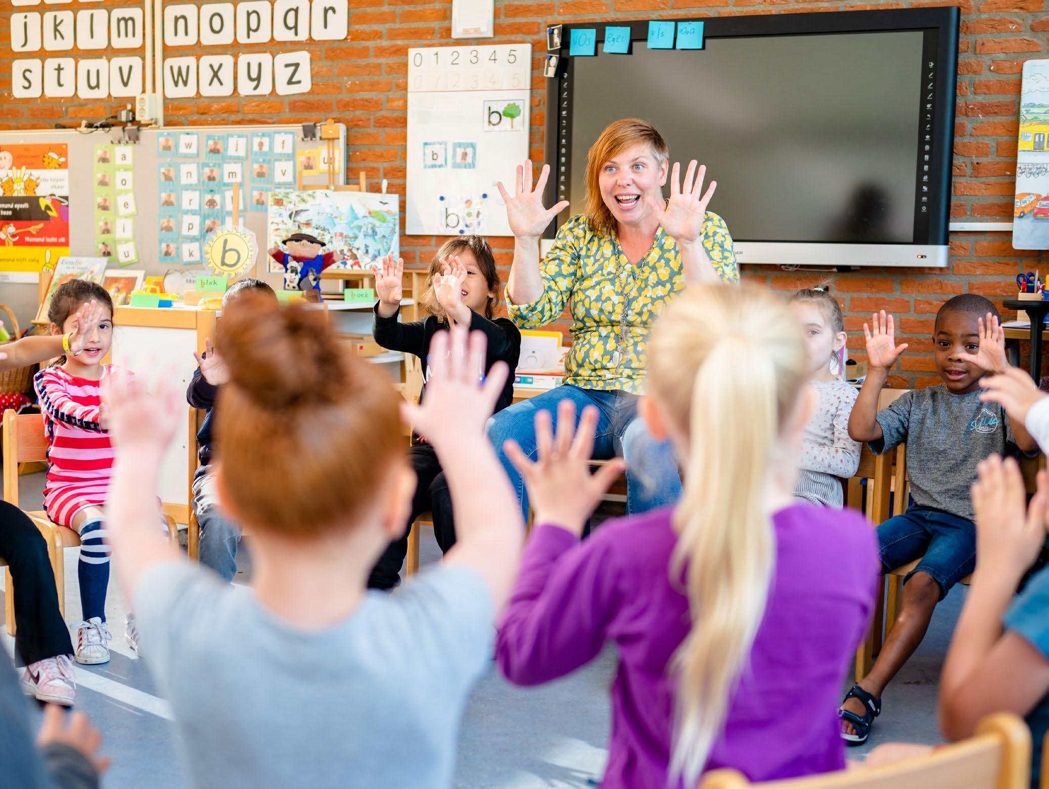 Een leerkracht engageert jonge leerlingen in een interactieve activiteit in klaslokaal van Het Stroomdal in Zwolle. Een leerkracht engageert jonge leerlingen in een interactieve activiteit in klaslokaal van Het Stroomdal in Zwolle.