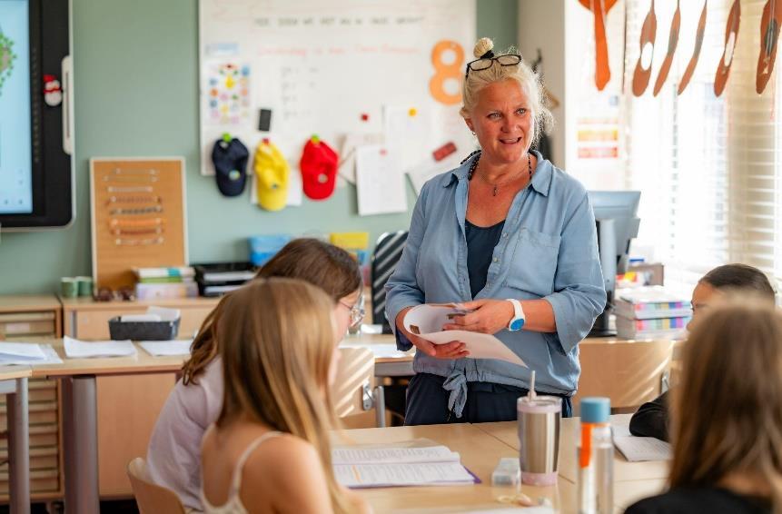 Een leerkracht geeft les aan leerlingen in De Kralingsche School voor Basisonderwijs in Rotterdam. Een leerkracht geeft les aan leerlingen in De Kralingsche School voor Basisonderwijs in Rotterdam.
