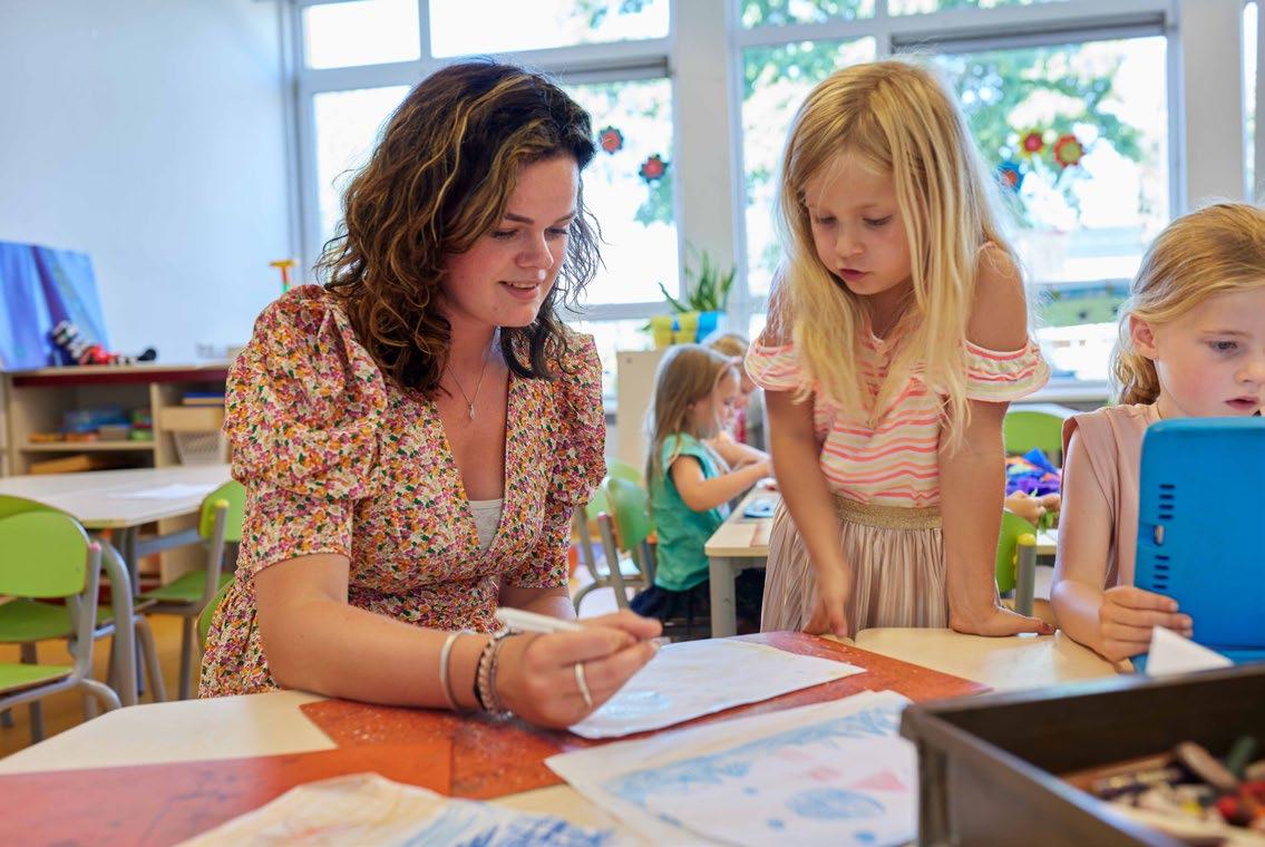 Een leerkracht helpt een kind met creatieve activiteiten in de klas van de Zwetteschool in Sneek. Een leerkracht helpt een kind met creatieve activiteiten in de klas van de Zwetteschool in Sneek.