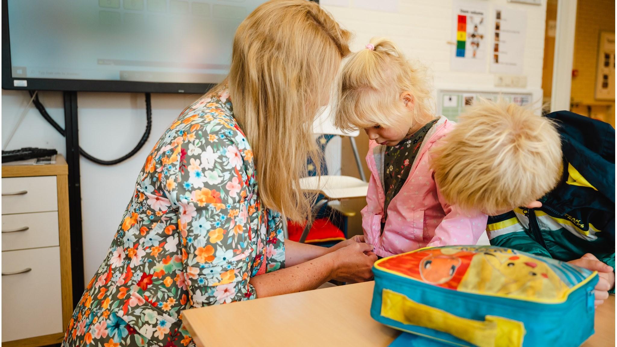 Een leerkracht helpt kinderen in de klas van WereldWijs in Noordwijk (Zuid-Holland). Een leerkracht helpt kinderen in de klas van WereldWijs in Noordwijk (Zuid-Holland).