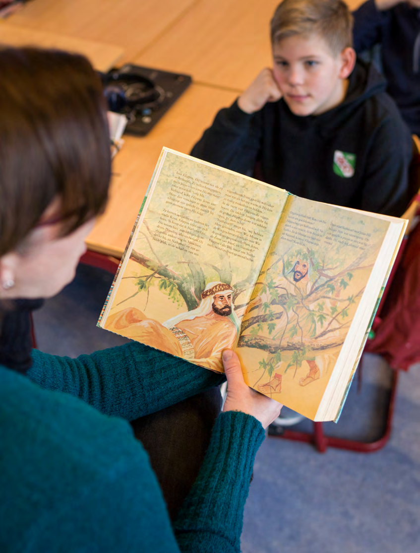 Een leerkracht leest een verhaal voor aan een leerling op de Prins Mauritsschool in Delft. Een leerkracht leest een verhaal voor aan een leerling op de Prins Mauritsschool in Delft.