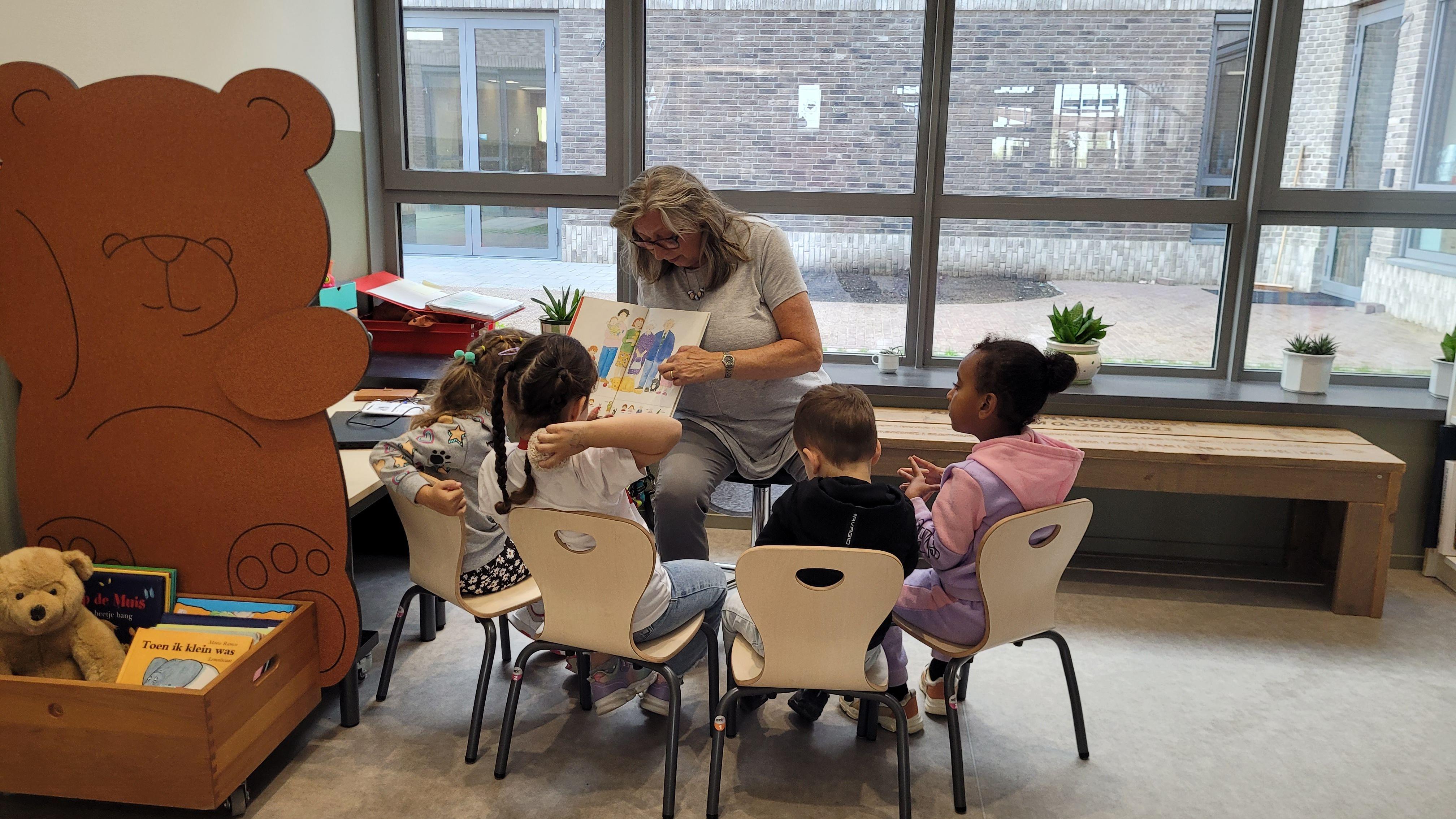 Een leerkracht leest voor aan kinderen in de Christelijke Basisschool Klim Op in Leerdam. Een leerkracht leest voor aan kinderen in de Christelijke Basisschool Klim Op in Leerdam.