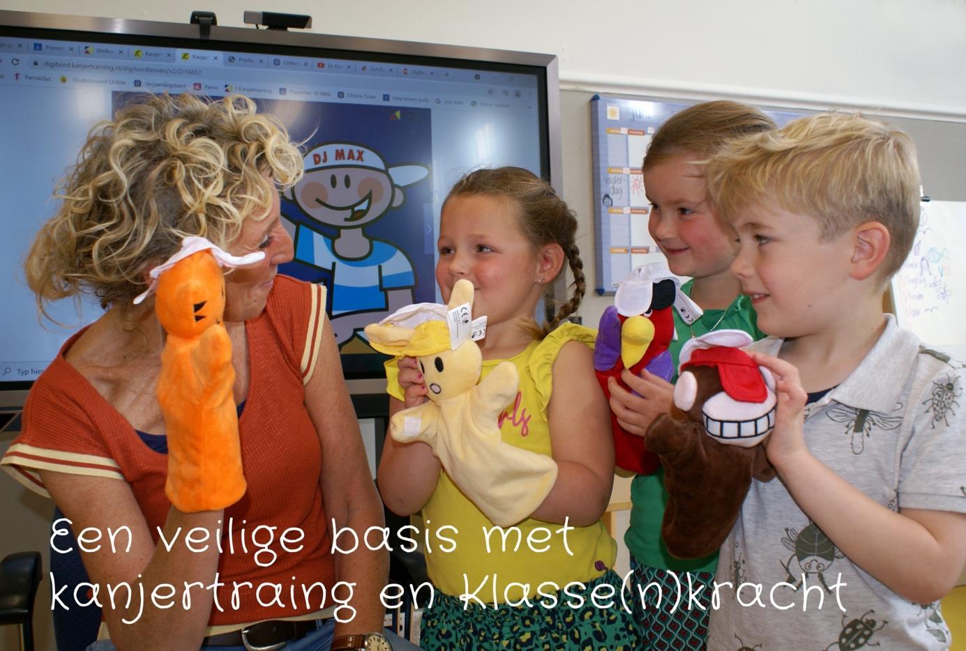 Een leerkracht van De Leeuwerik in Rutten speelt met leerlingen en knuffelpoppen tijdens een kanjertraining.