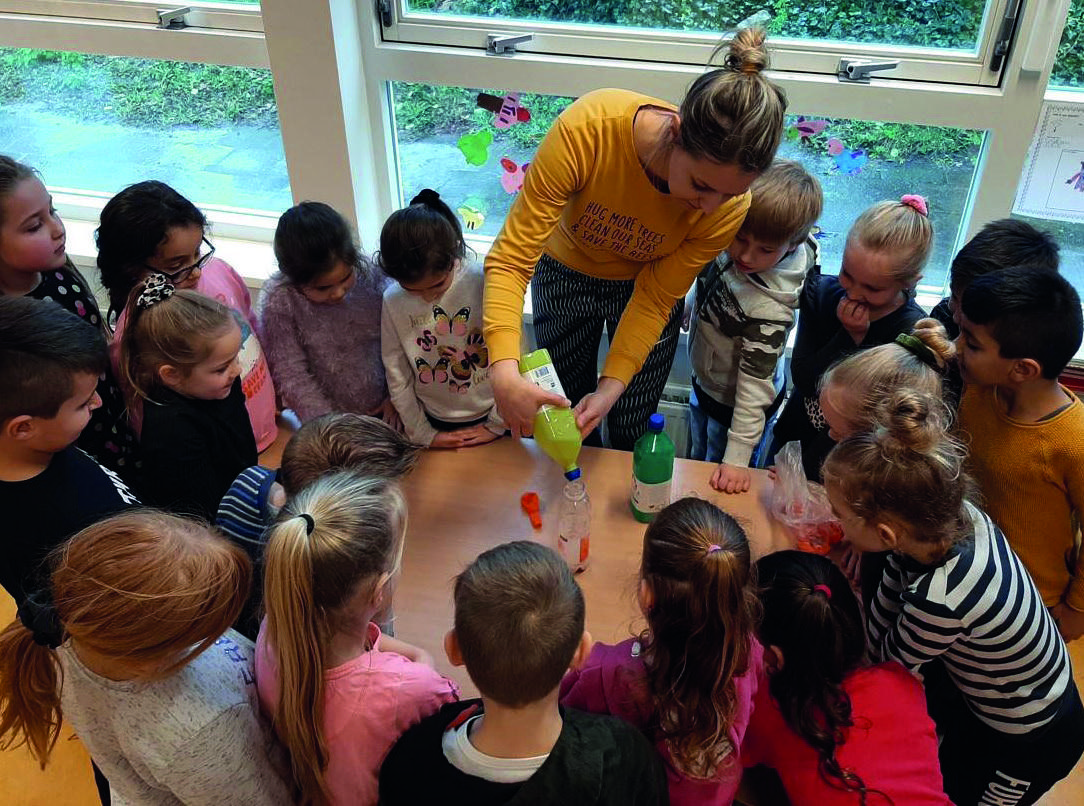 Een leerkracht van Kindcentrum het Rinket in Heemskerk giet aandachtig limonade voor een groep nieuwsgierige kinderen. Een leerkracht van Kindcentrum het Rinket in Heemskerk giet aandachtig limonade voor een groep nieuwsgierige kinderen.