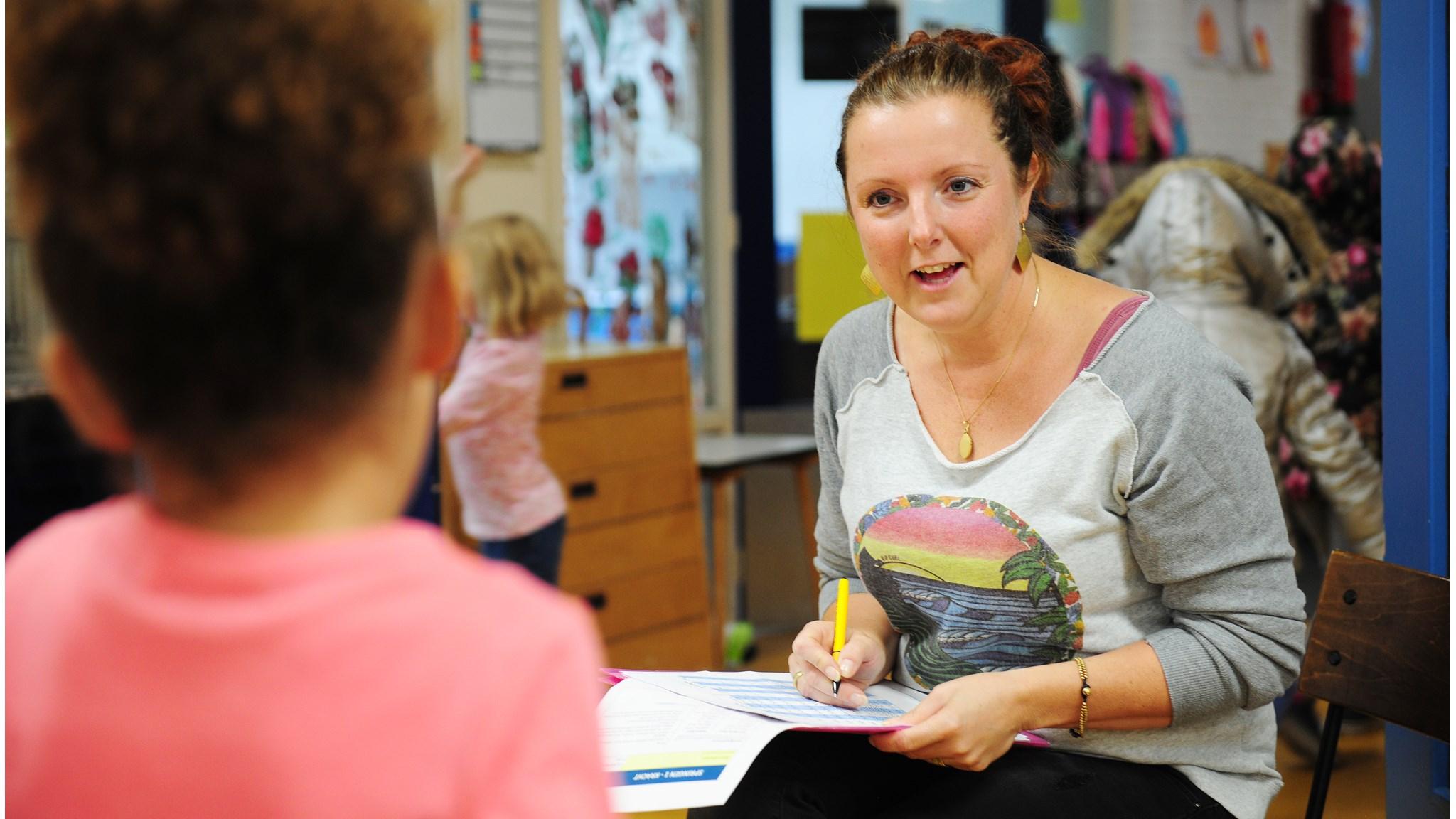 Een leerkracht van obs Daltonschool De Tweemaster (De Windvaan) in Hoorn geeft aandacht aan een leerling in de klas. Een leerkracht van obs Daltonschool De Tweemaster (De Windvaan) in Hoorn geeft aandacht aan een leerling in de klas.
