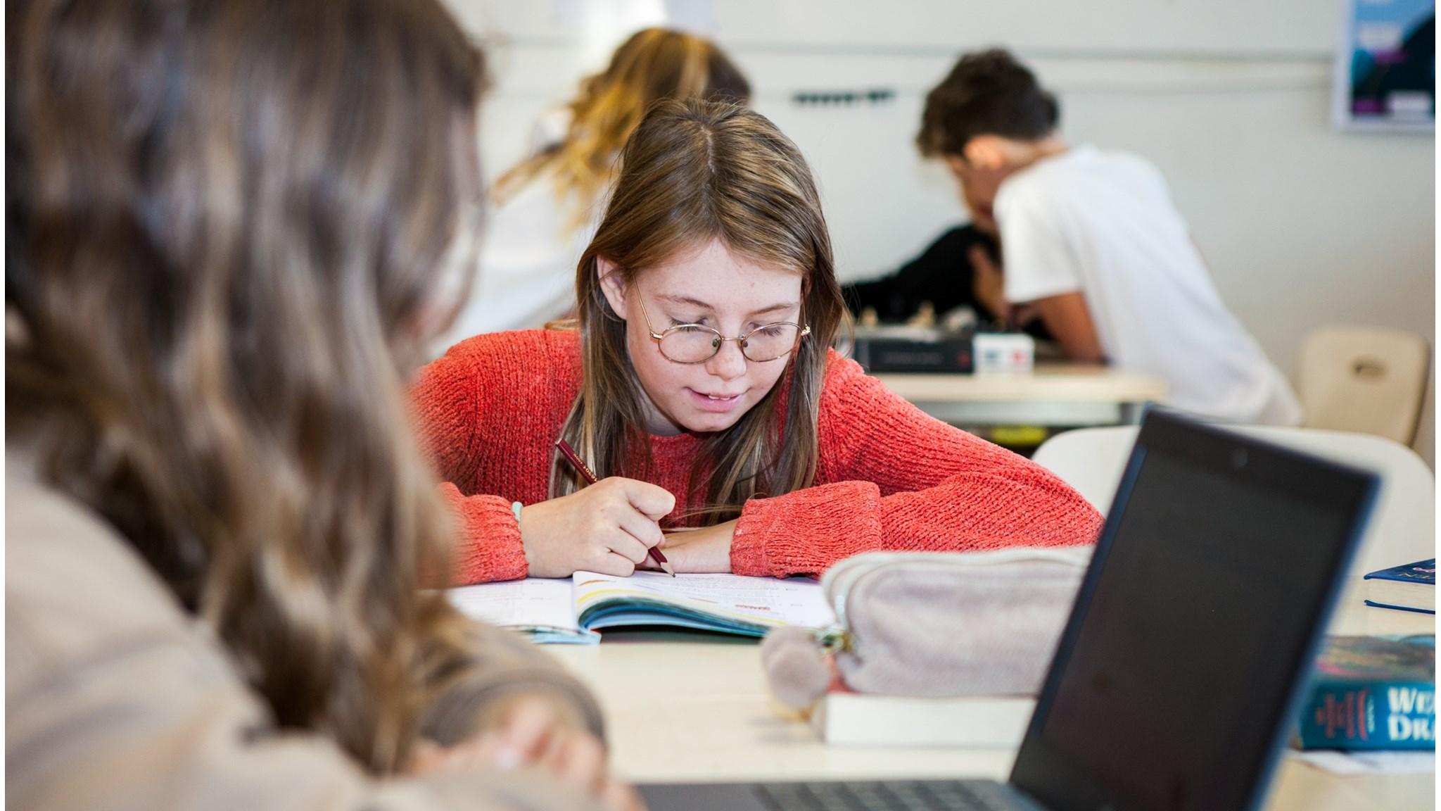 Een leerling aan Basisschool de Speelwagen in Wognum is geconcentreerd aan het studeren. Een leerling aan Basisschool de Speelwagen in Wognum is geconcentreerd aan het studeren.