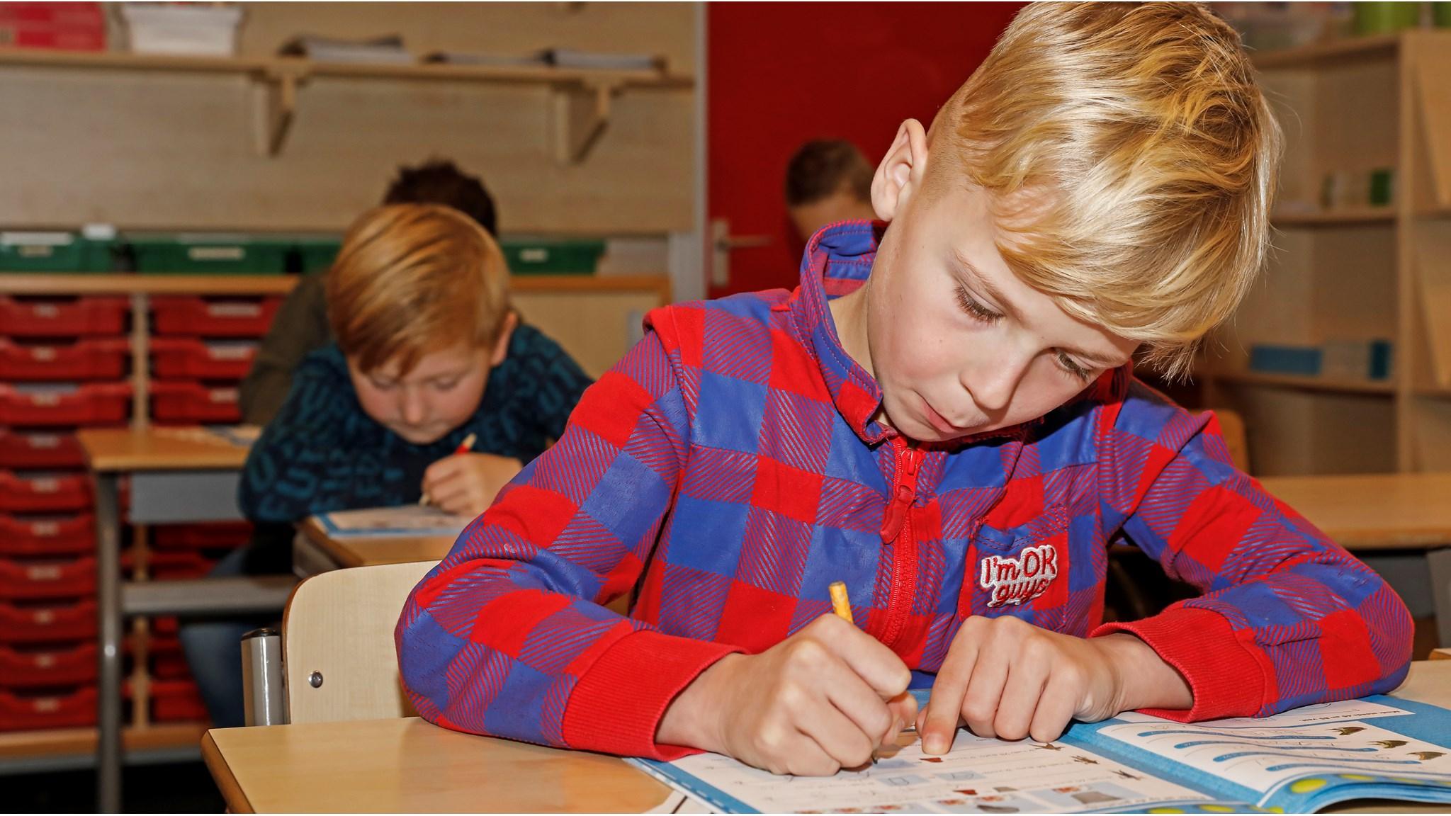 Een leerling aan 'Basisschool De Wingerd' in Nijverdal is geconcentreerd bezig met zijn schoolwerk. Een leerling aan 'Basisschool De Wingerd' in Nijverdal is geconcentreerd bezig met zijn schoolwerk.