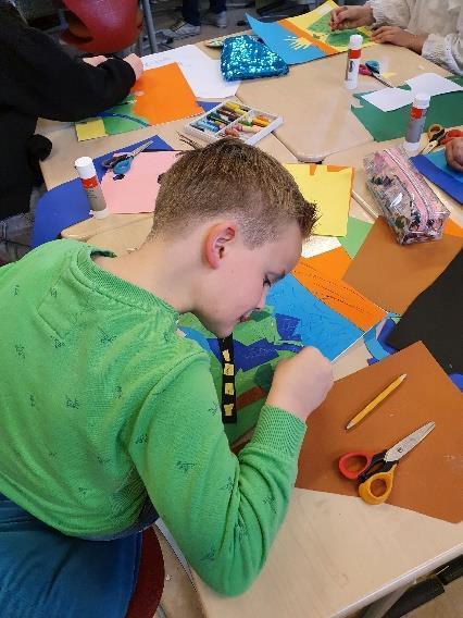 Een leerling aan Basisschool Wilhelmina in Rijssen is creatief bezig met knutselen. Een leerling aan Basisschool Wilhelmina in Rijssen is creatief bezig met knutselen.