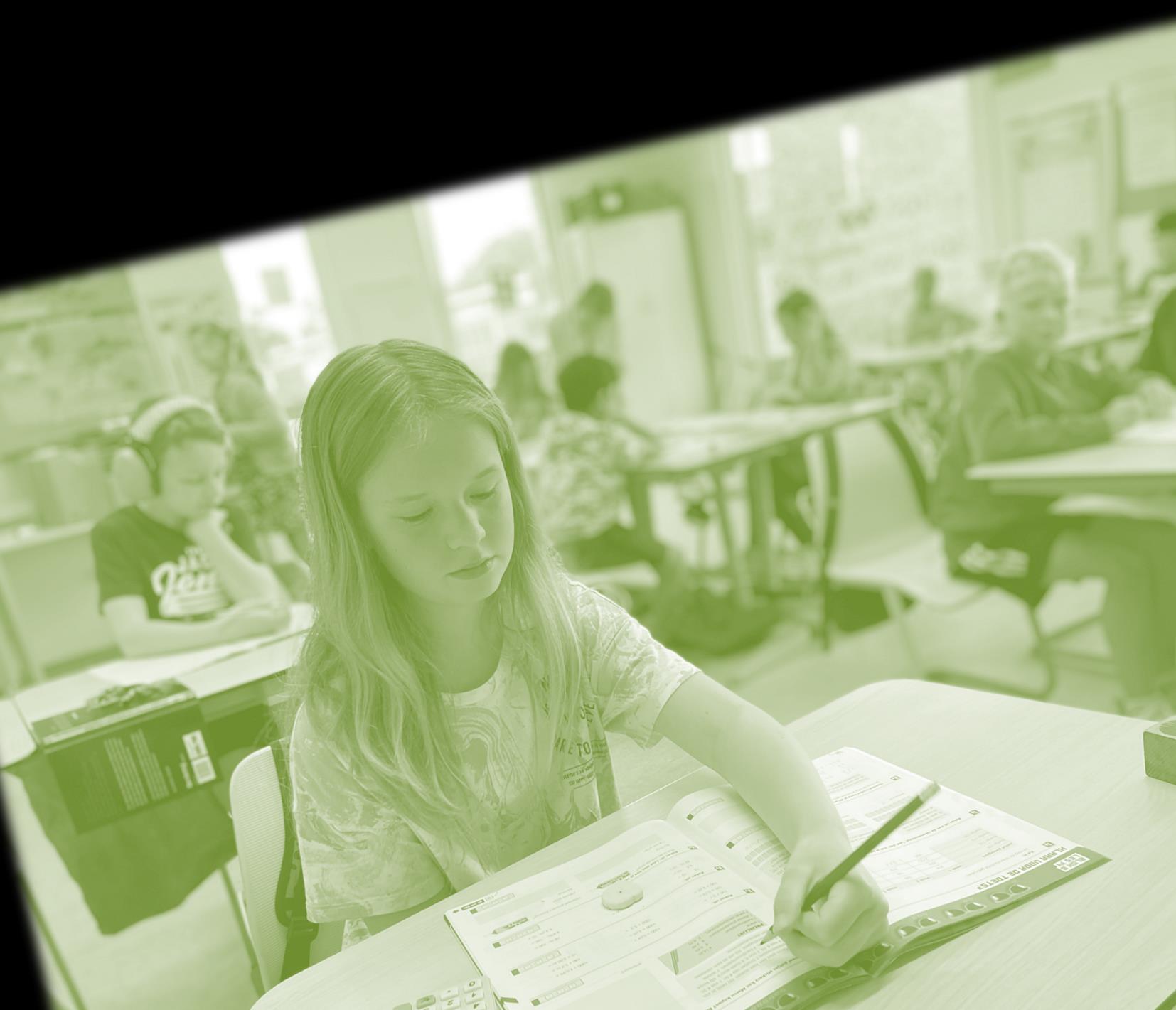 Een leerling aan de De Wegwijzer in Krimpen aan de Lek is geconcentreerd bezig met haar schoolwerk. Een leerling aan de De Wegwijzer in Krimpen aan de Lek is geconcentreerd bezig met haar schoolwerk.