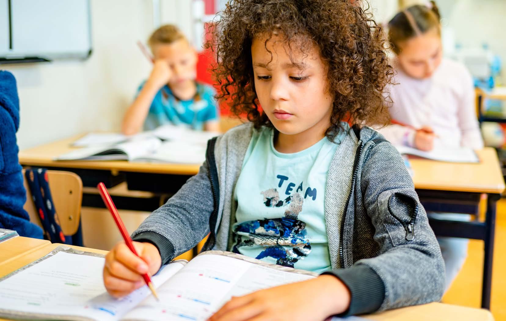 Een leerling aan De Ichthus in Zwolle concentreert zich op zijn werk in de klas. Een leerling aan De Ichthus in Zwolle concentreert zich op zijn werk in de klas.