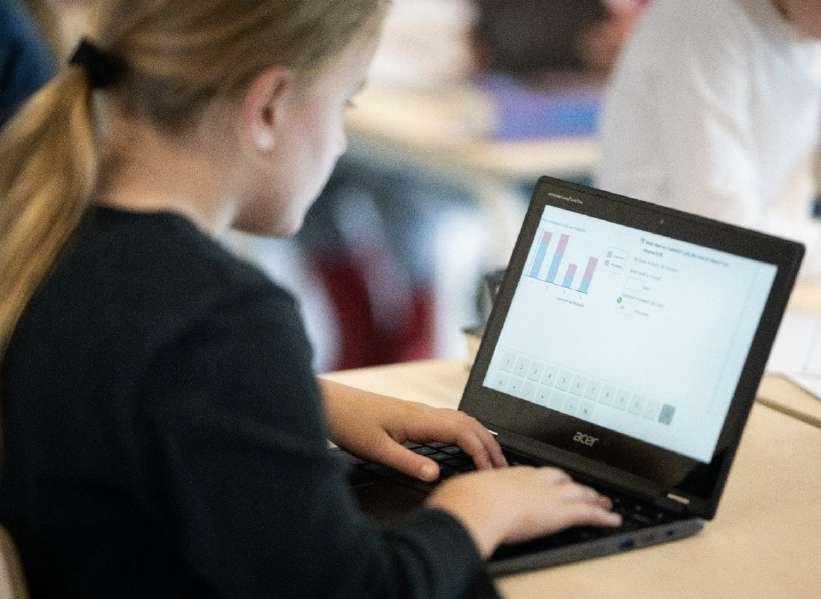 Een leerling aan het werk op een laptop in Openbare Basisschool De Flierefluiter in Almere. Een leerling aan het werk op een laptop in Openbare Basisschool De Flierefluiter in Almere.