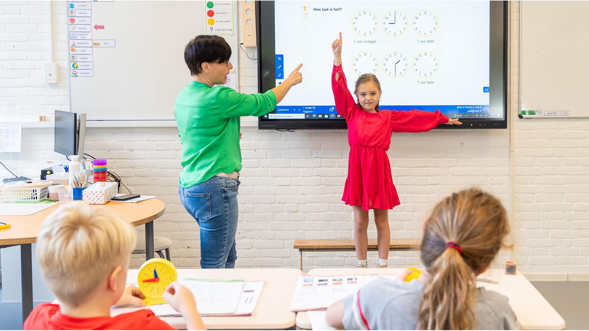 Een leerling beantwoordt een vraag in de klas van de Christelijke Basisschool De Schakel in Dronten. Een leerling beantwoordt een vraag in de klas van de Christelijke Basisschool De Schakel in Dronten.