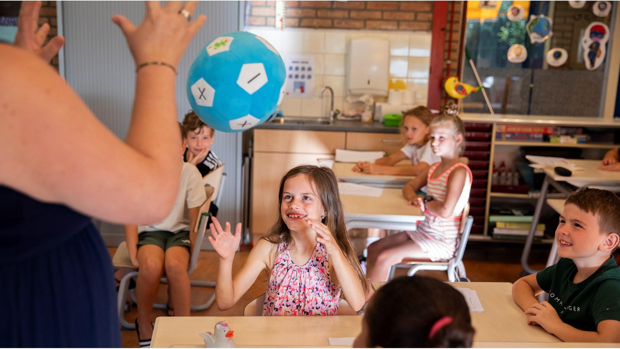 Een leerling die enthousiast een bal opvangt tijdens een les aan cbs De Duif in Spijkenisse. Een leerling die enthousiast een bal opvangt tijdens een les aan cbs De Duif in Spijkenisse.